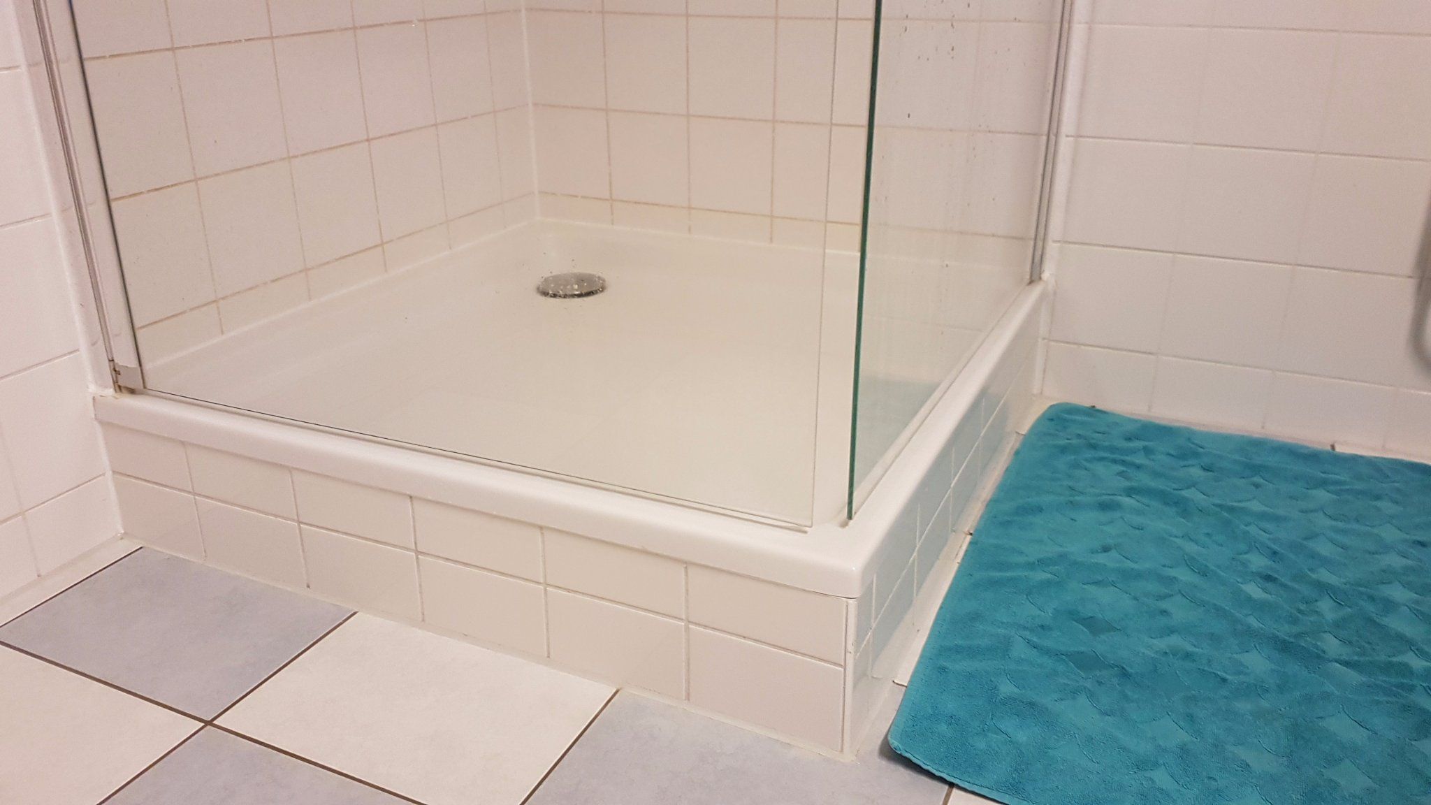 Douchecabine geheel verwijderen en plaatsing nieuwe douchebodem. Werkspot