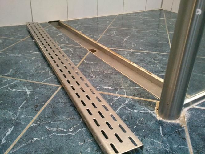 Afkitten douchegoot in vloer en naden tussen vloer en muur bij inlo... Werkspot