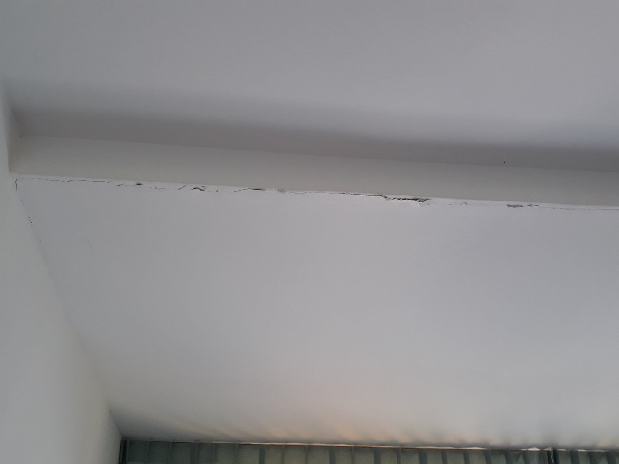 Stucwerk plafond vervangen + scheur muur repareren Werkspot
