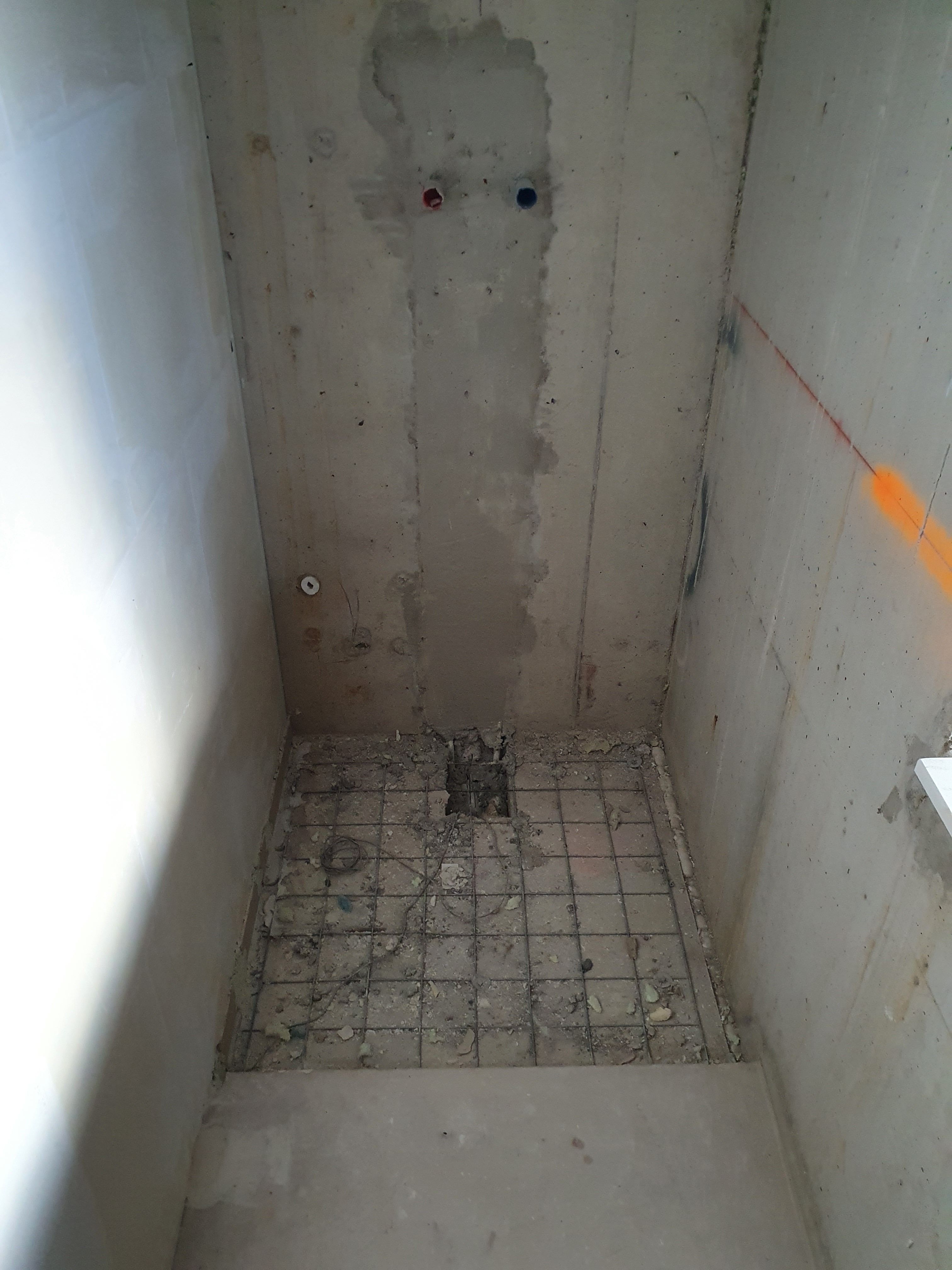 Badkamer 1 m2; gieten douchevloer en installeren van douchegoot Werkspot