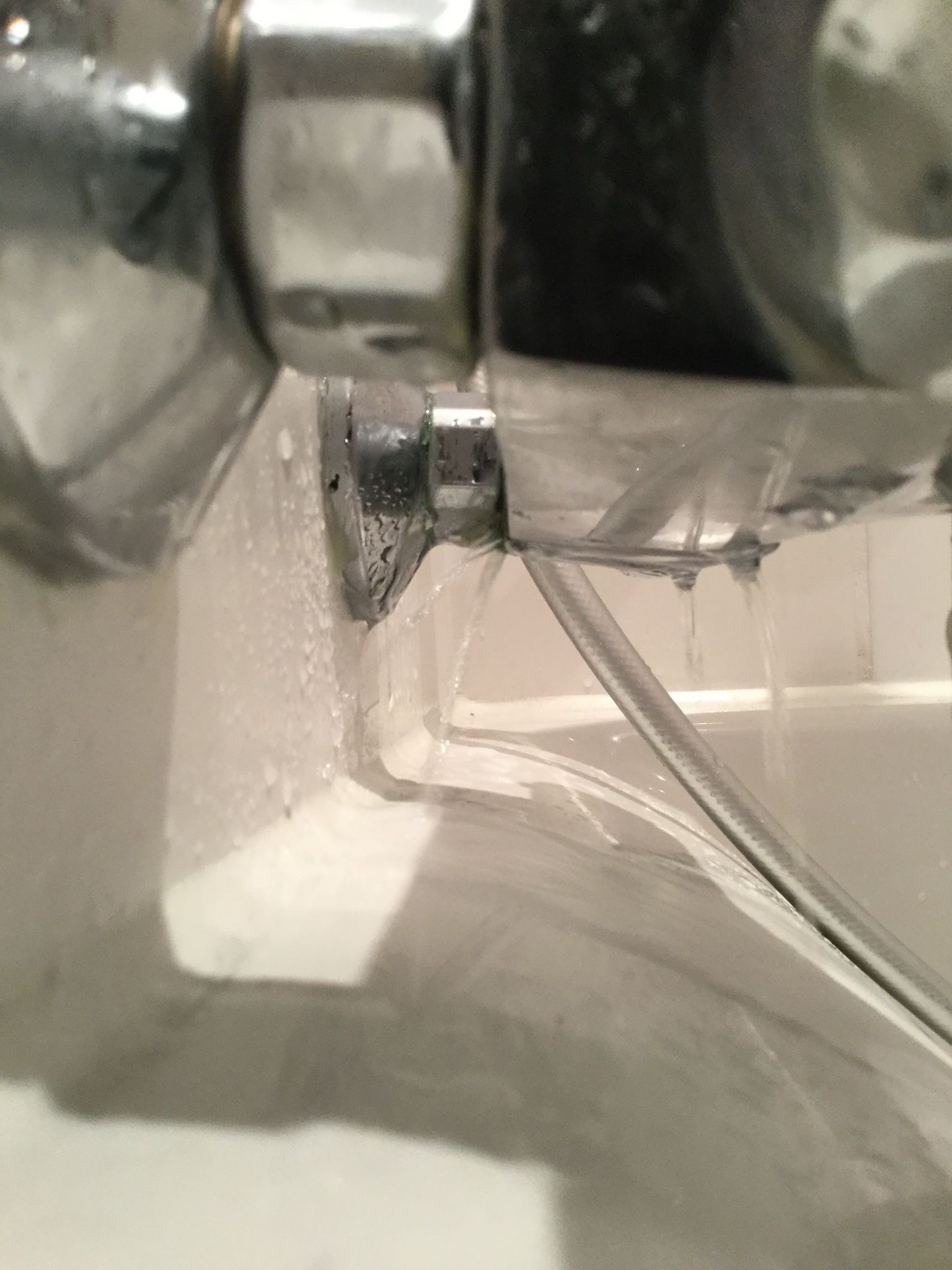 Badkamer kraan lekt op skoppeling Werkspot