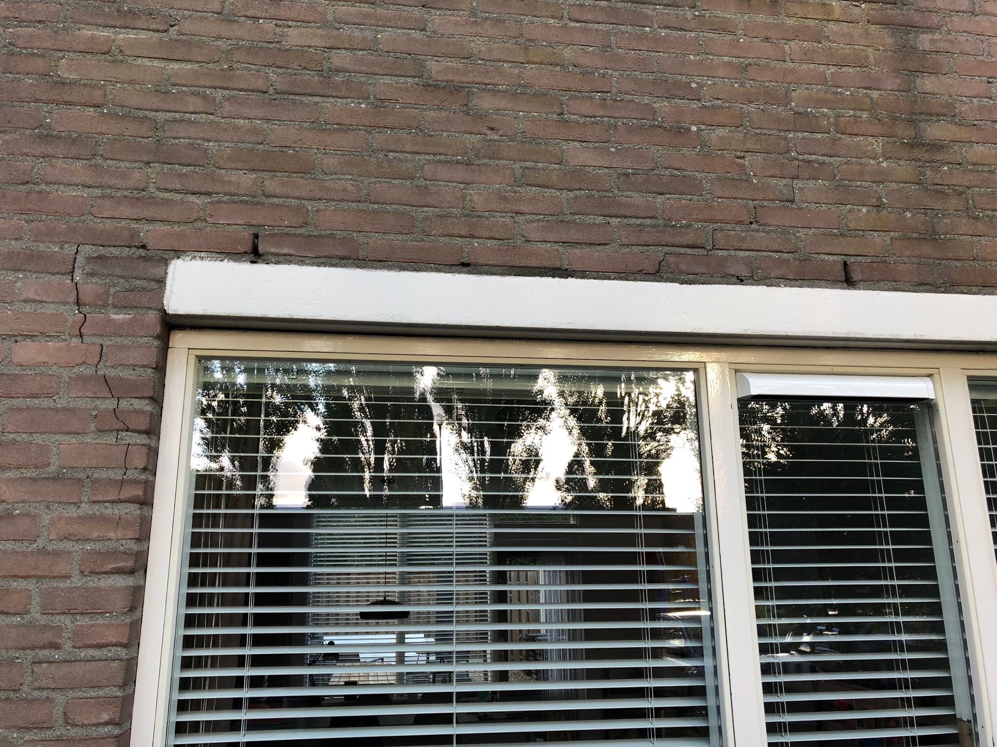 Loodslab vervangen/repareren en voegen en scheur in gevel repareren Werkspot