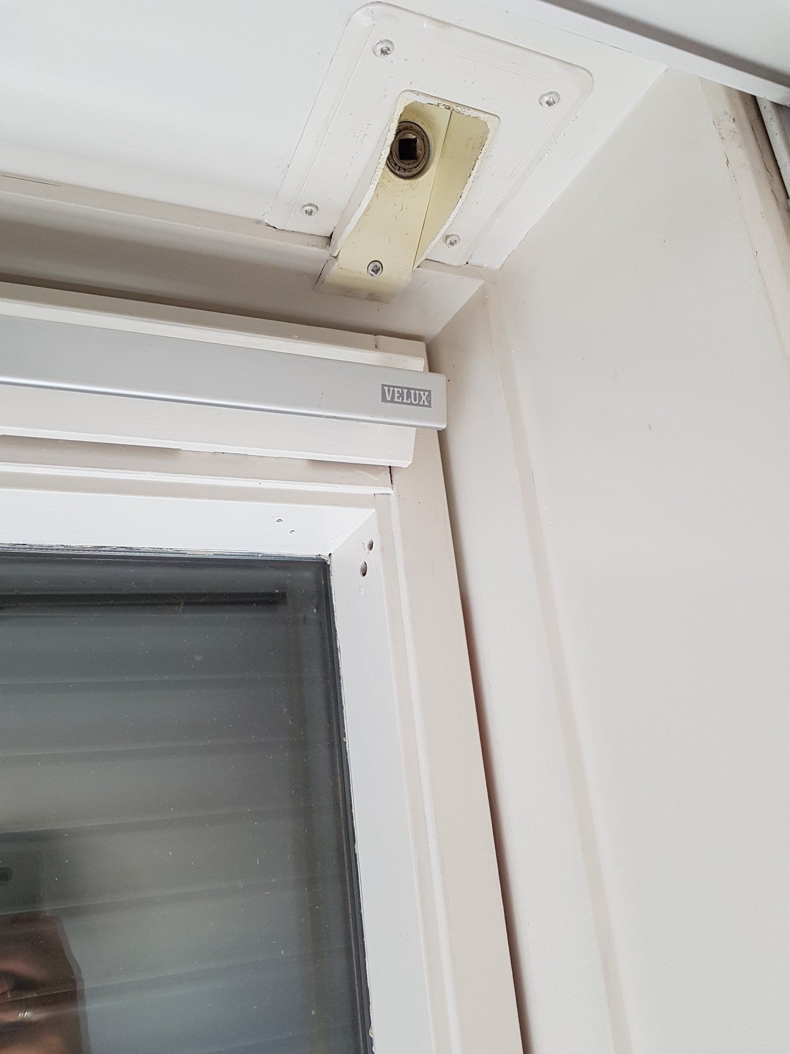 Velux dakraam rolluik gaat niet meer omhoog Werkspot