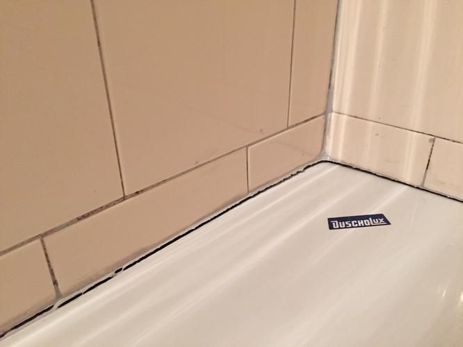 Kitten douchebak + 2 rijen tegels opnieuw voegen Werkspot