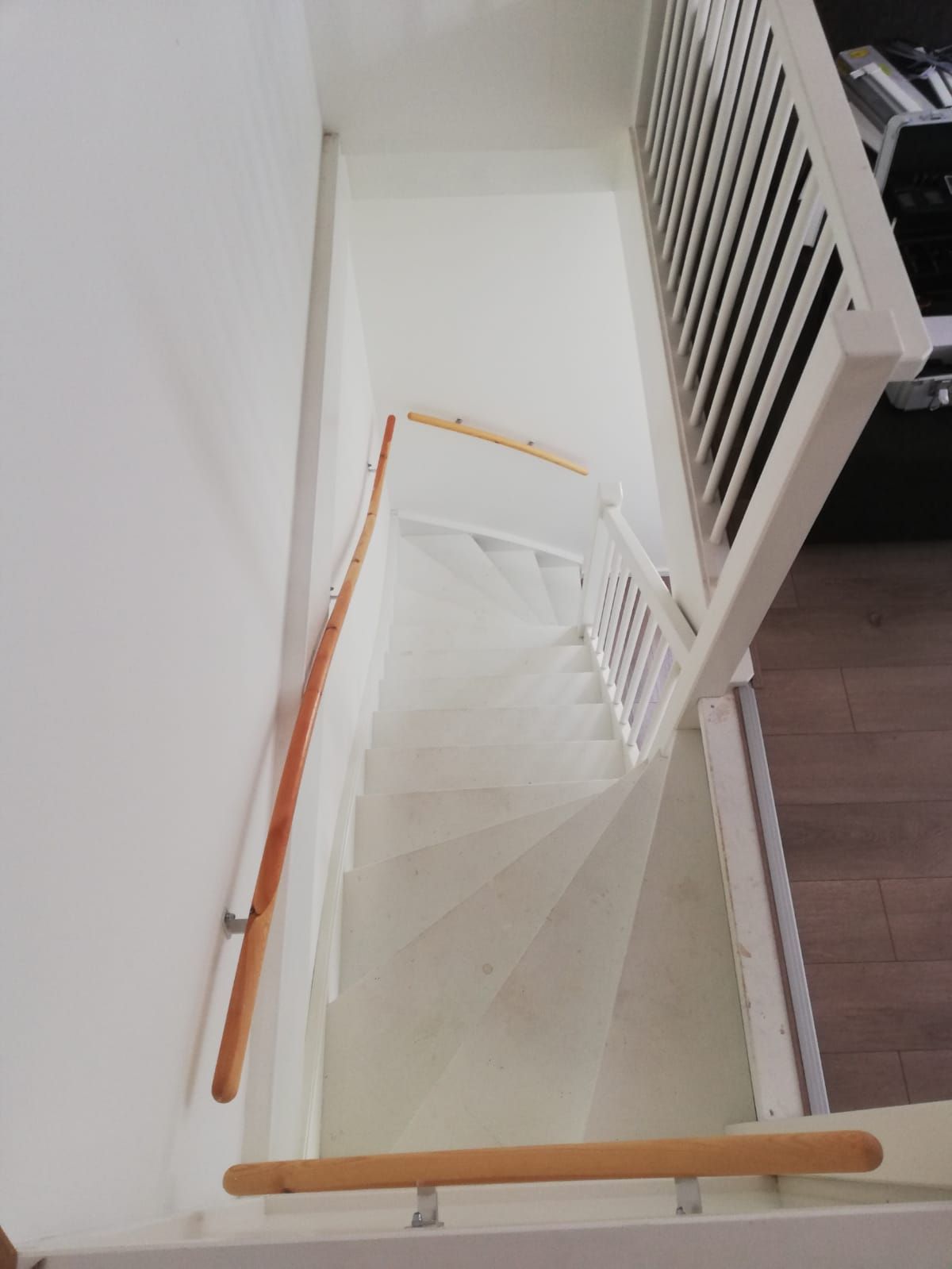 Trappen Trap luik plaatsen bij vaste trap naar zolder.; Open trap Werkspot