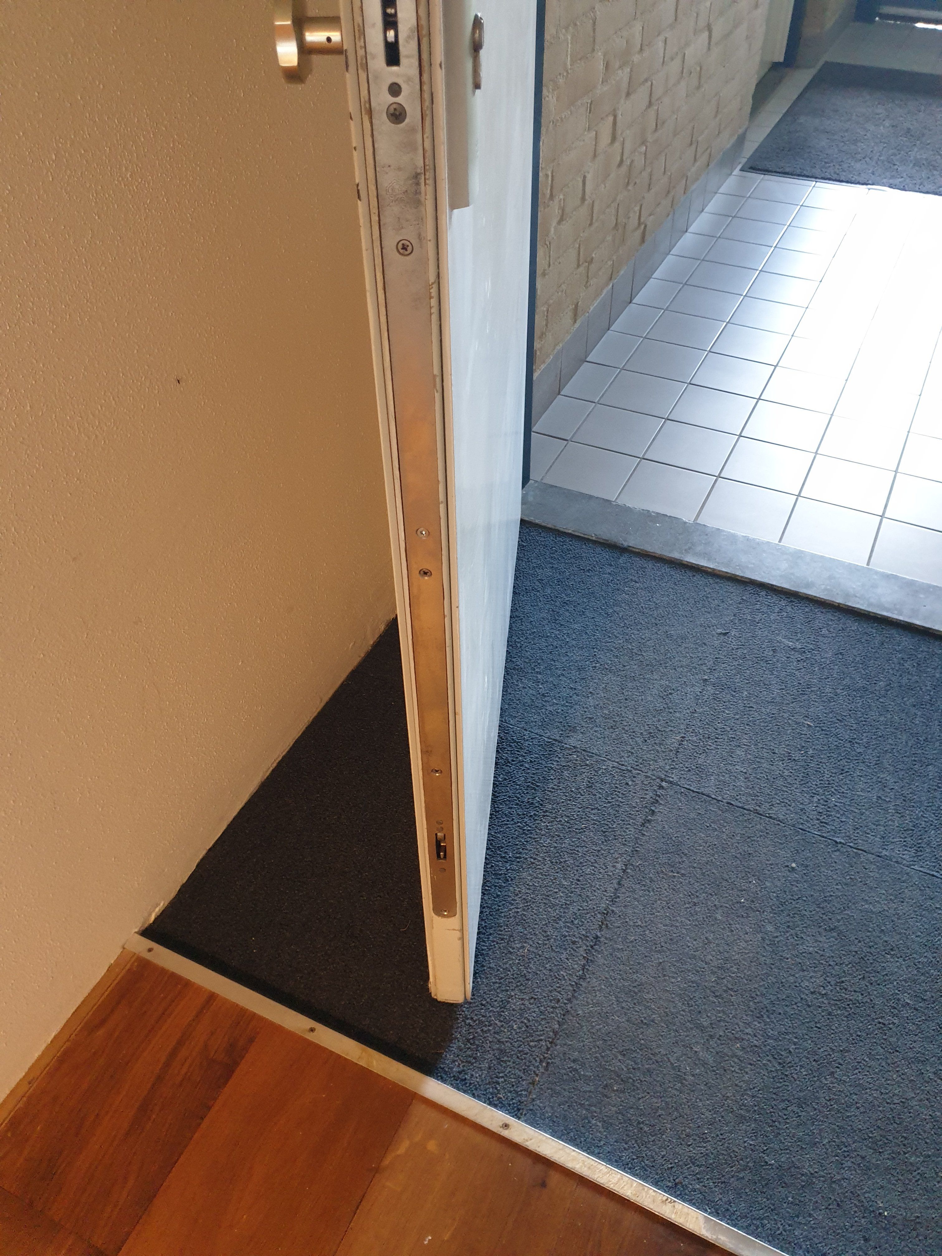 Deur Klemt Onderkant Deur klemt bij scharnier Memelink Mazed1959