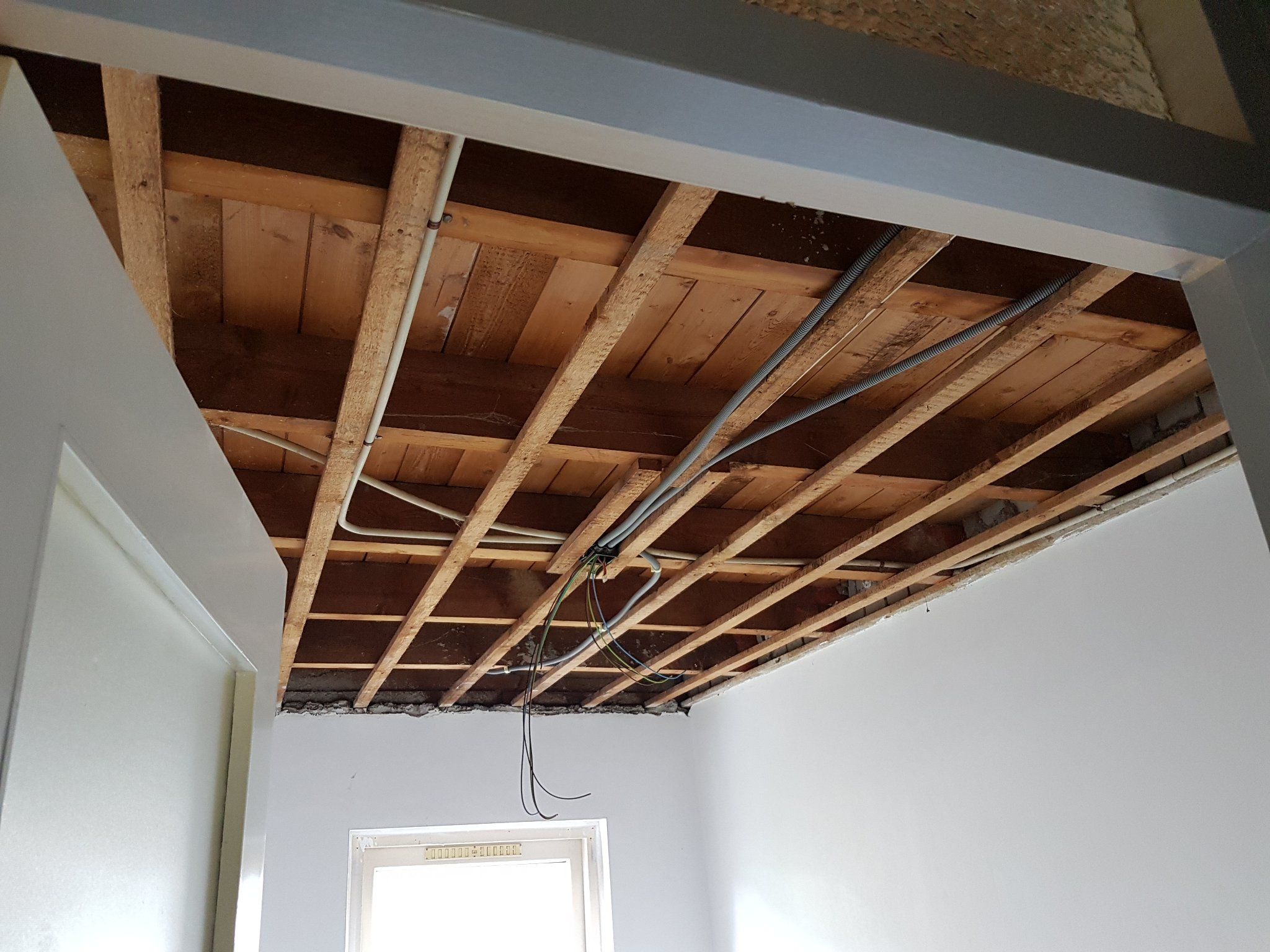 Plafond gipsplaten plaatsen en afwerken met sierlatje Werkspot