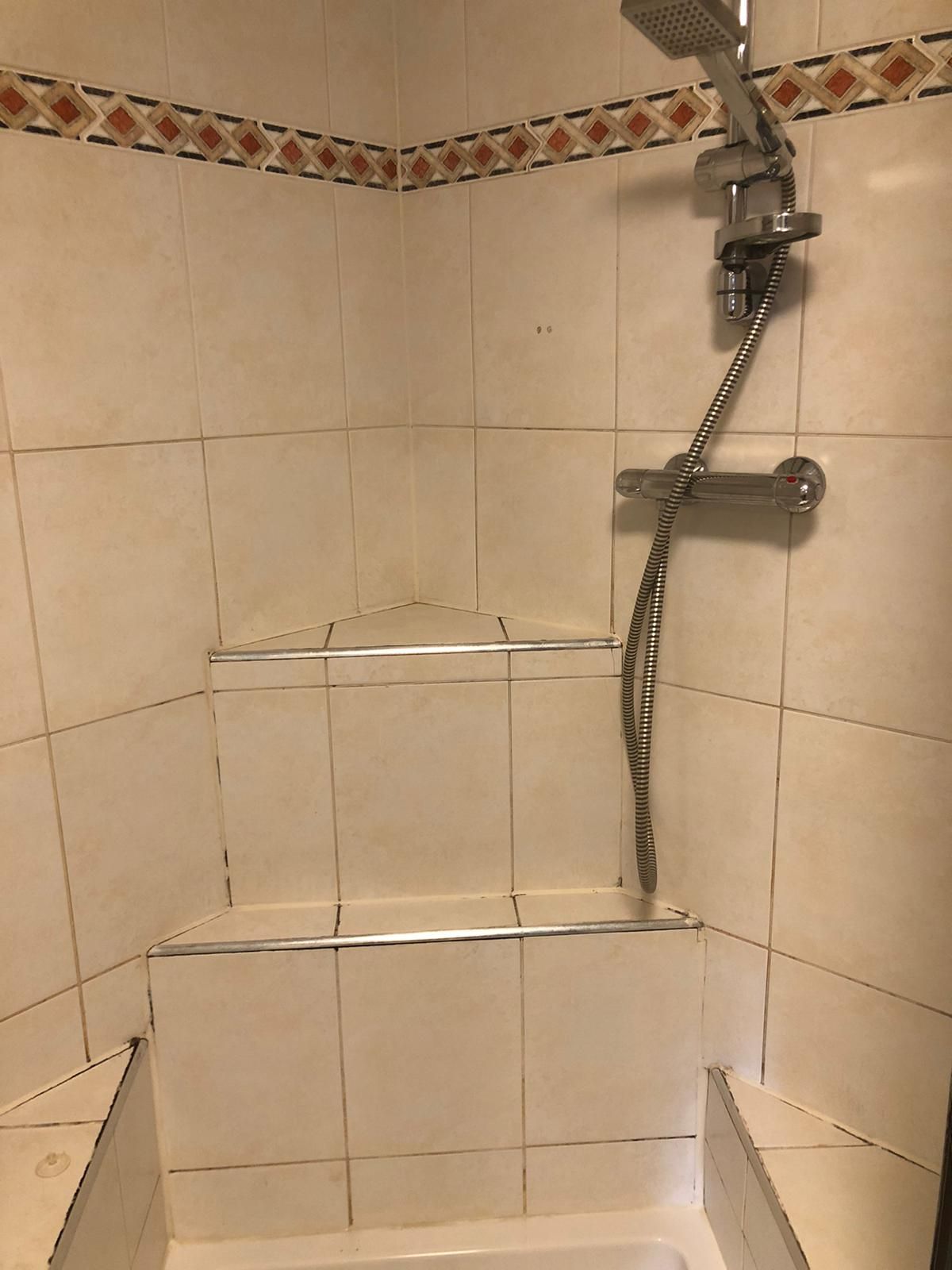 Kitten Douche, Tegels Werkspot