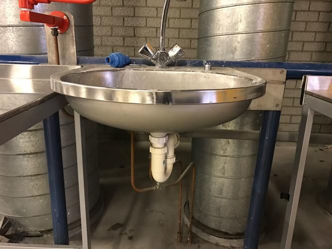 Afdoppen afvoer en water, verplaatsen mobiele wasbak. Werkspot