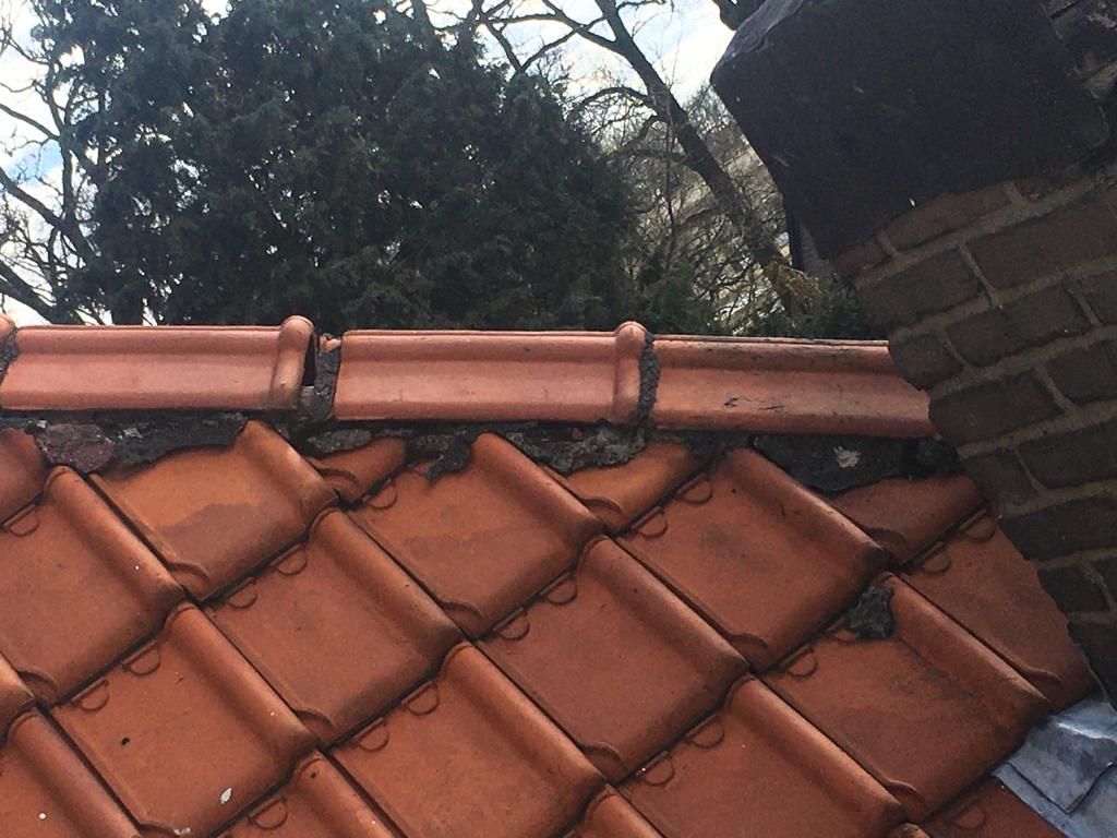 Dakrenovatie nokvorsten vastzetten met ruiterband; Puntdak Werkspot