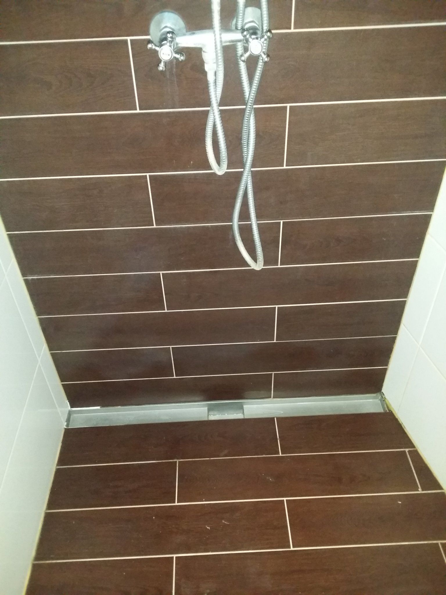 Badkamer kitwerk rondom douchedrain / douchegoot Werkspot