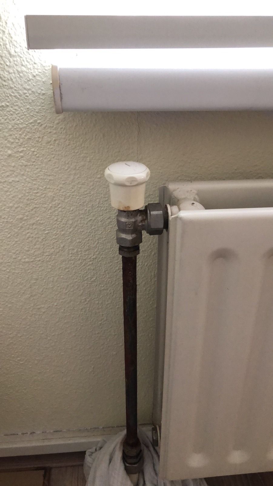 Lekkage Een radiator lekt. Rafiator cv buis/ leiding moet verwange