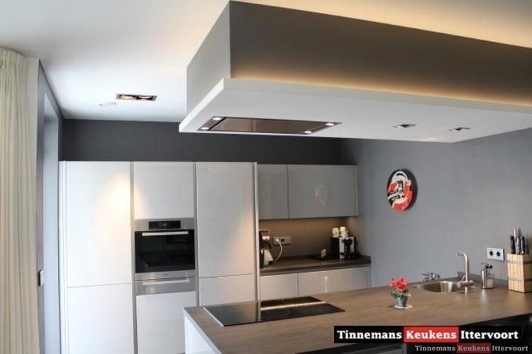 Maken koof boven kookeiland met spots incl. installeren inbouw afzu... Werkspot