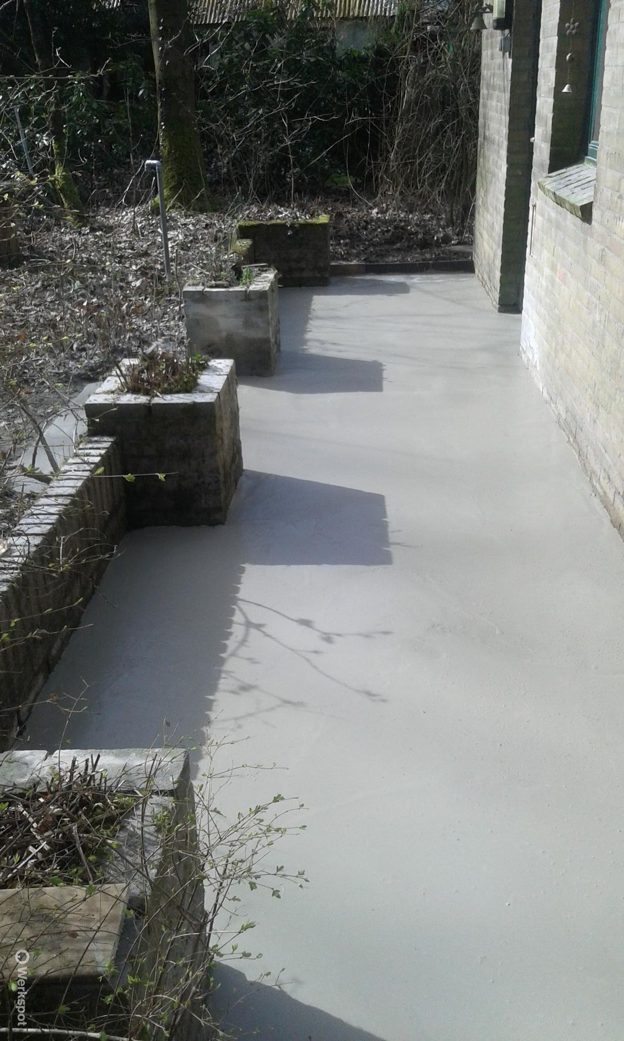 Nieuwe laag op betonnen terrasje aanbrengen. - Werkspot