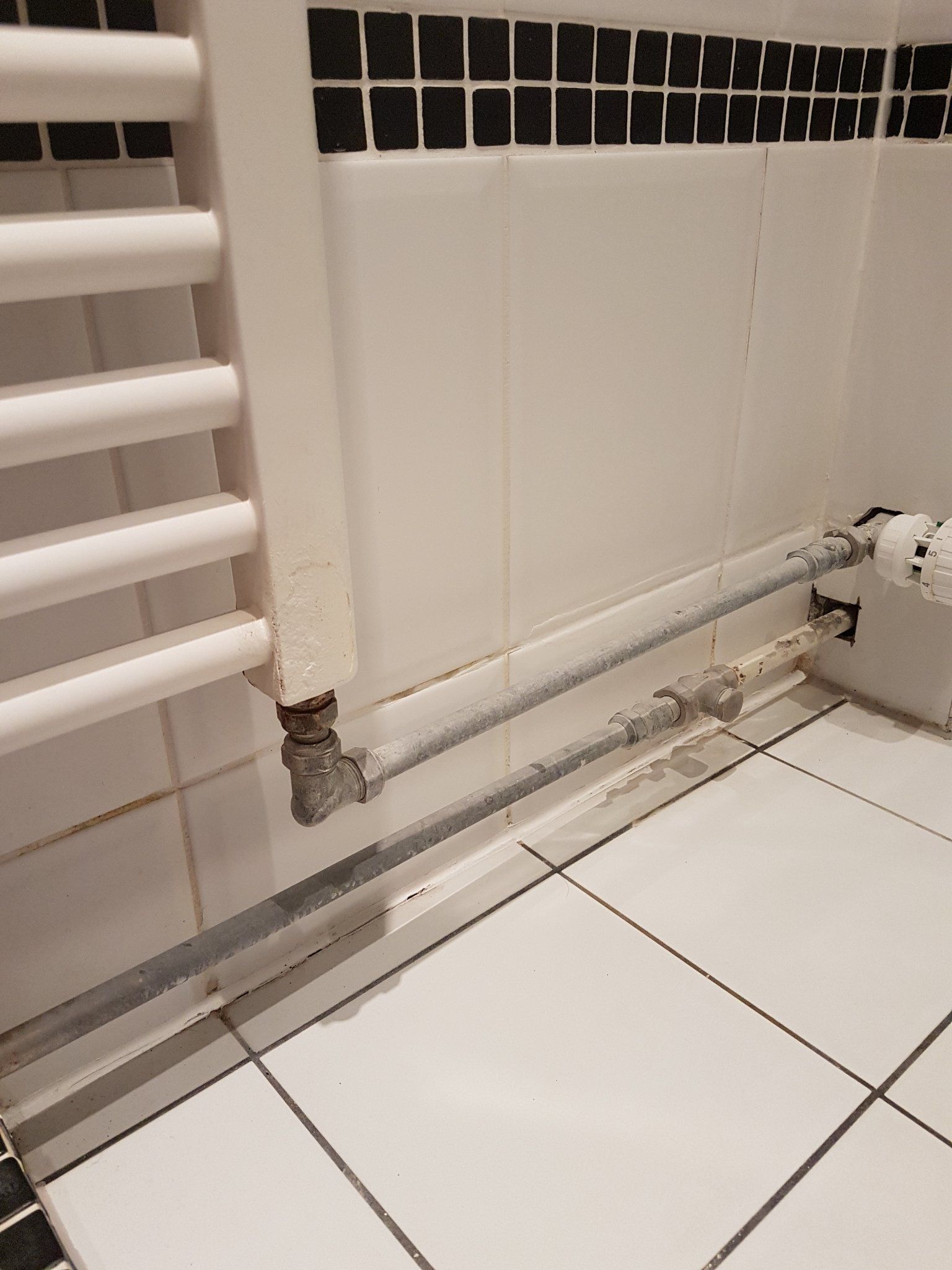 Badkamertegels opnieuw voegen en kitten Werkspot