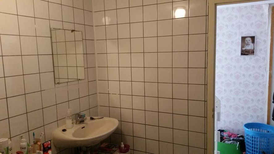 Geef Je Badkamer Een Nieuwe Look: Stucen Over Tegels