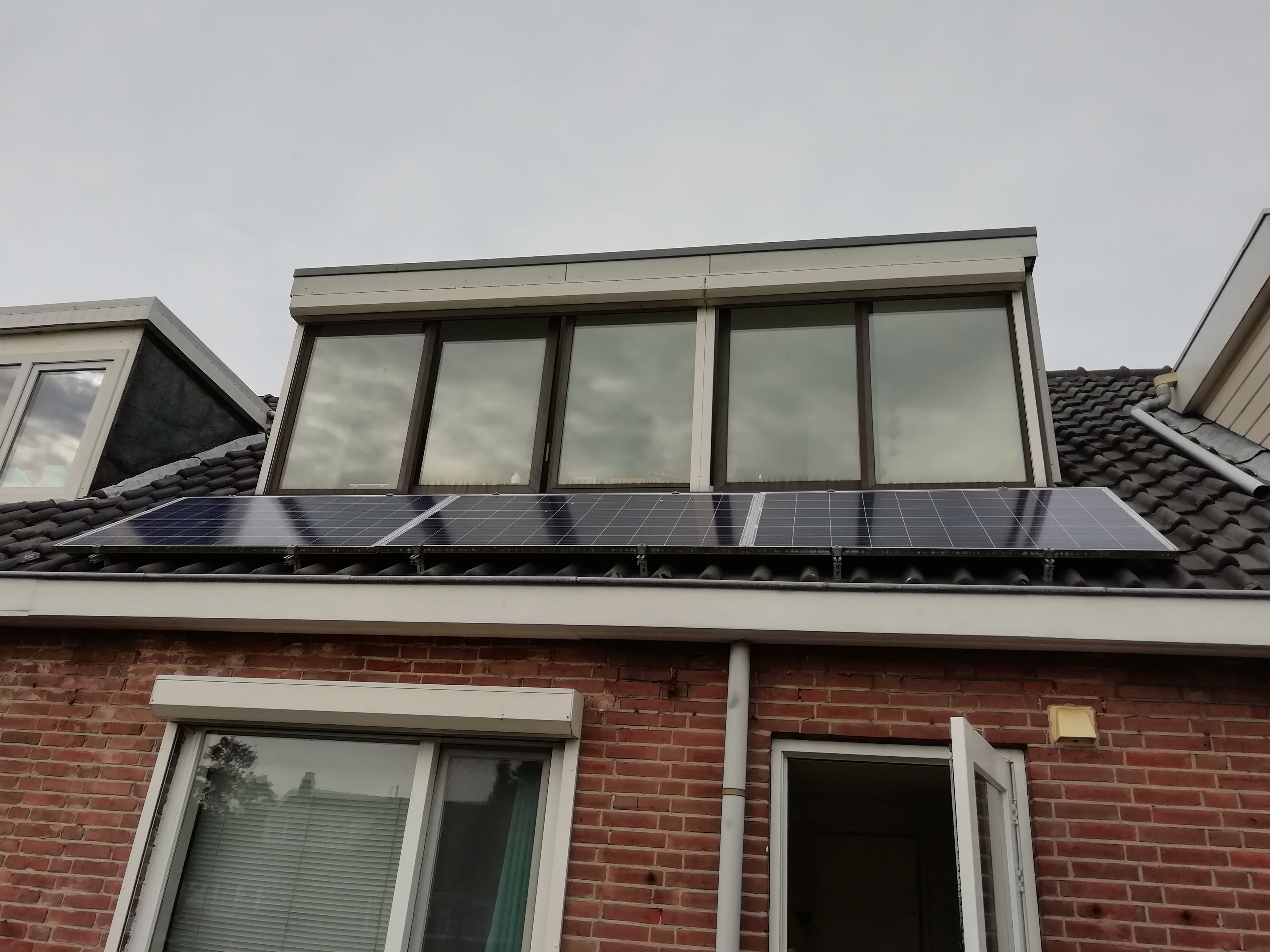Zonnepanelen Verwijderen voor plaatsen kozijn in dakkapel, en teru... Werkspot