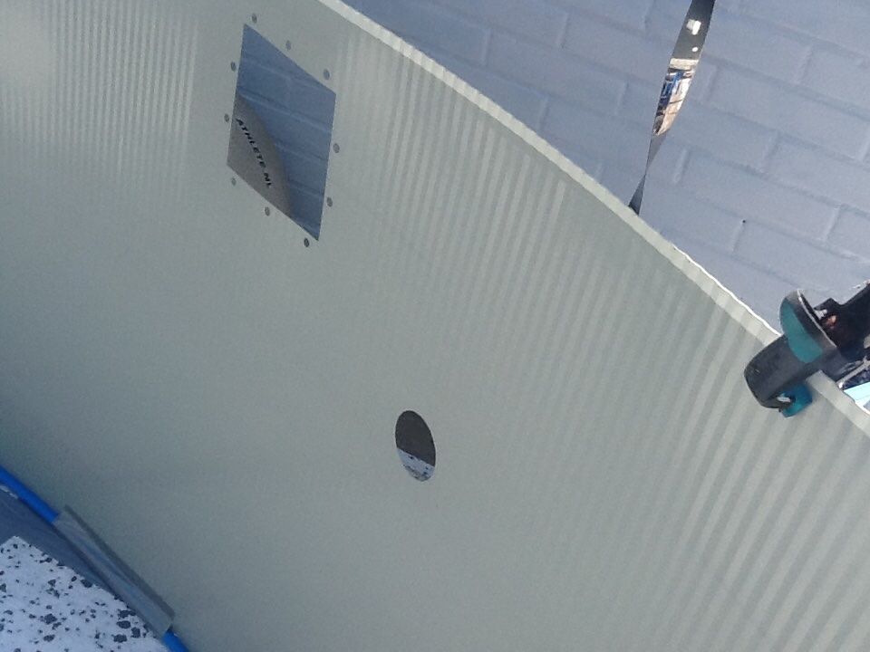 Aansluiten van skimmer en slangen en liner voor een staalwand zwembad