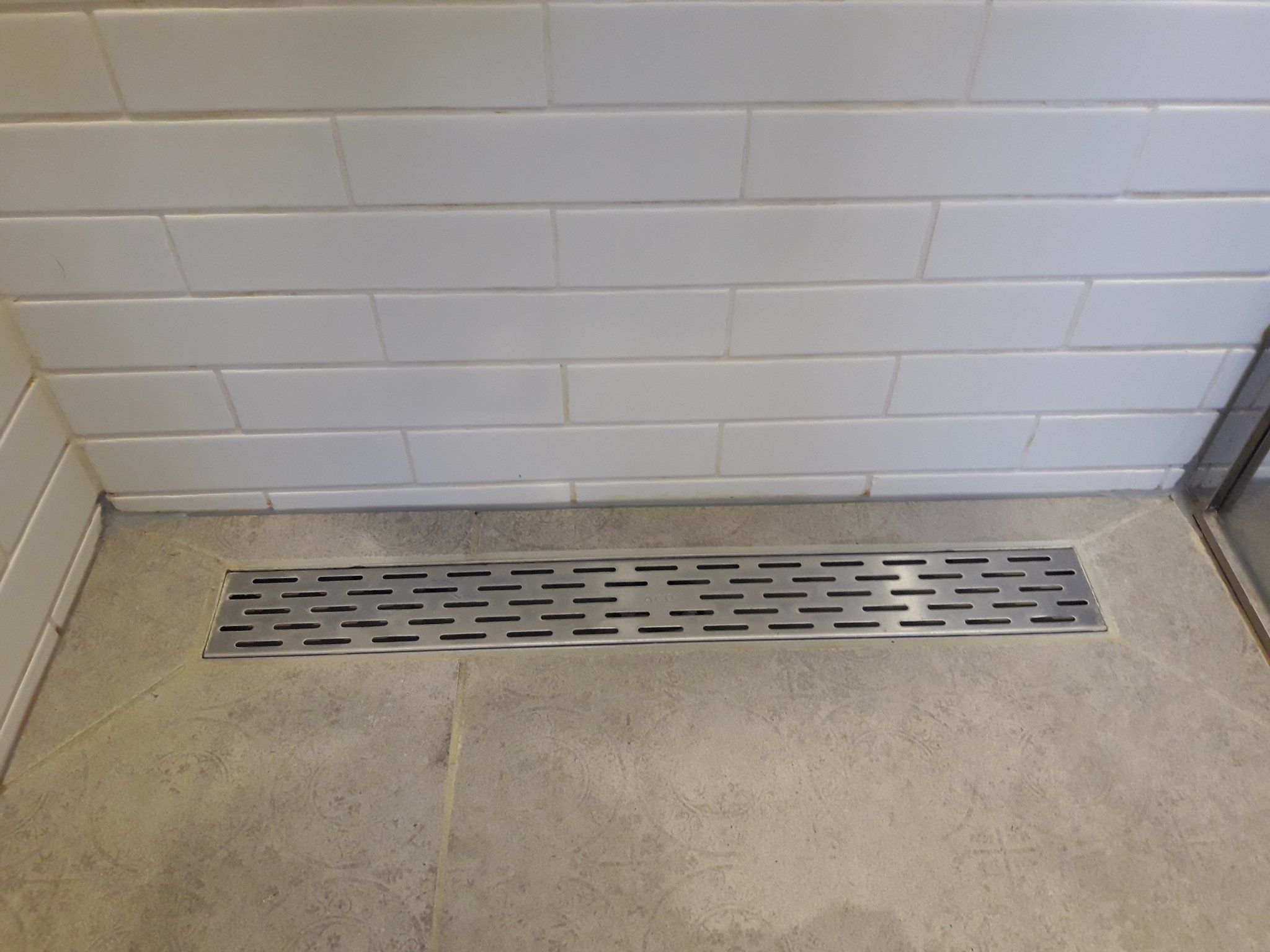 Ramen buiten afkitten ca 16 m1, en douche rand van ca 1 m1 Werkspot