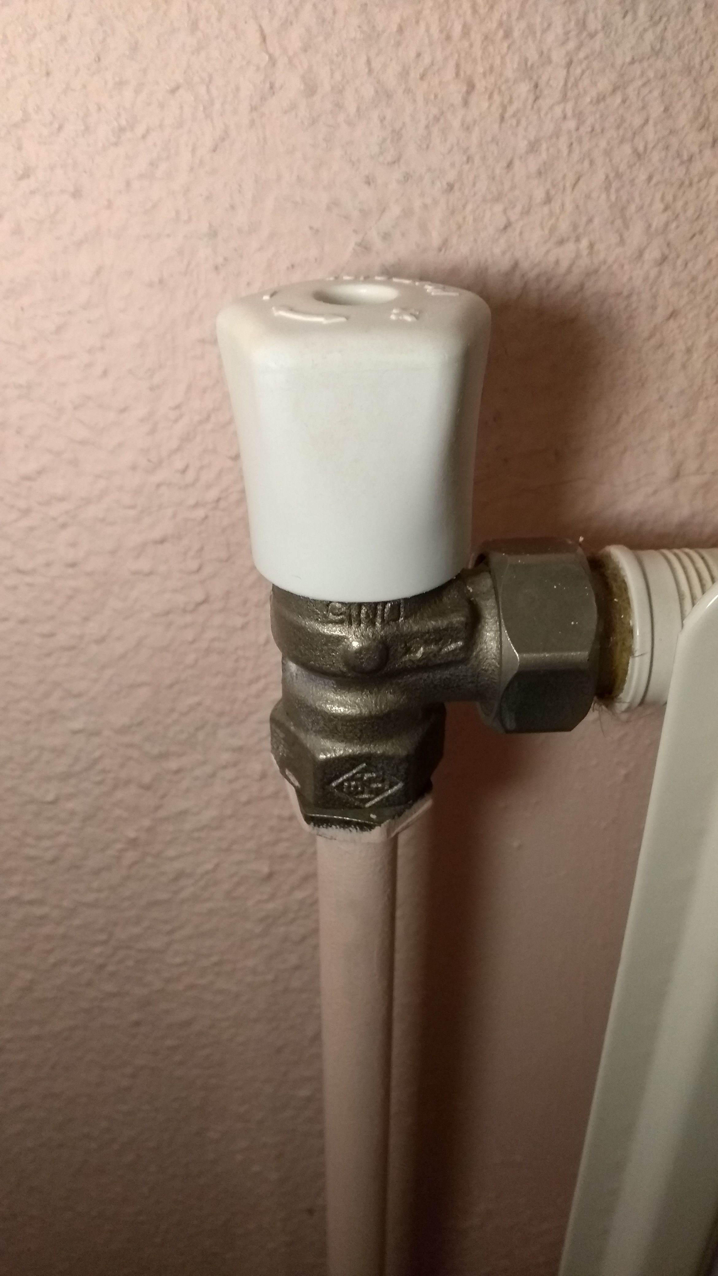 Lekkage Draaiknop van de radiator lekt. Werkspot