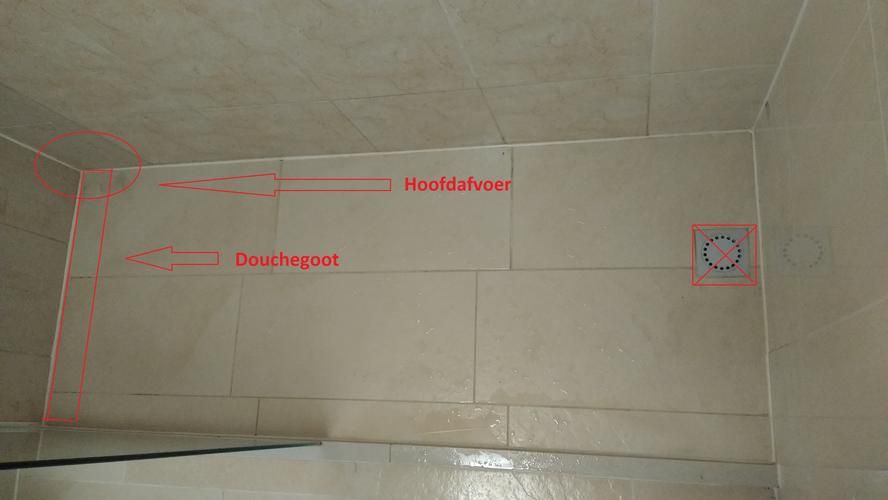 Inloop douche vloer opnieuw tegelen met afschot en douchegoot. Werkspot