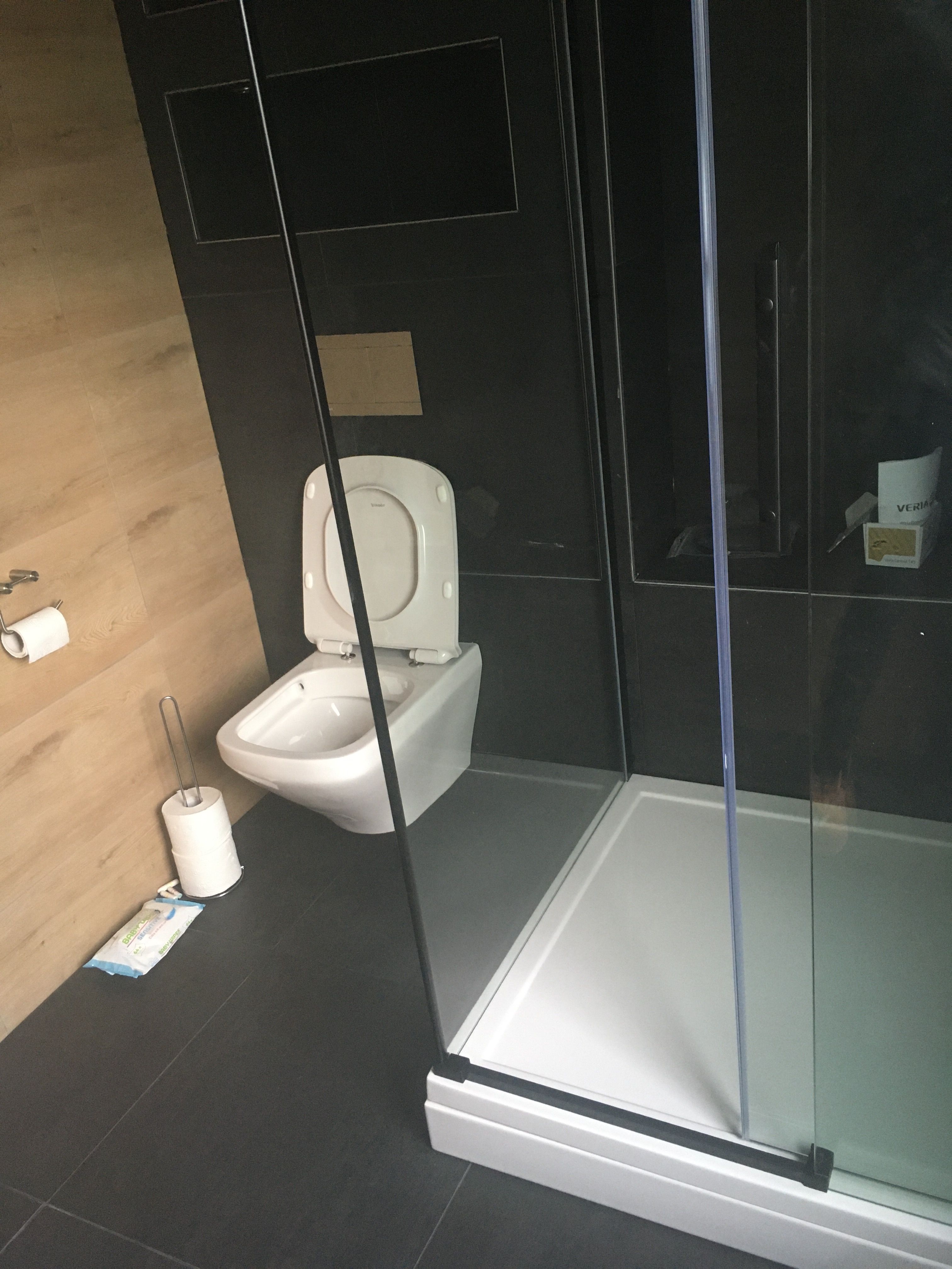 Kitten Douche, Tegels Werkspot