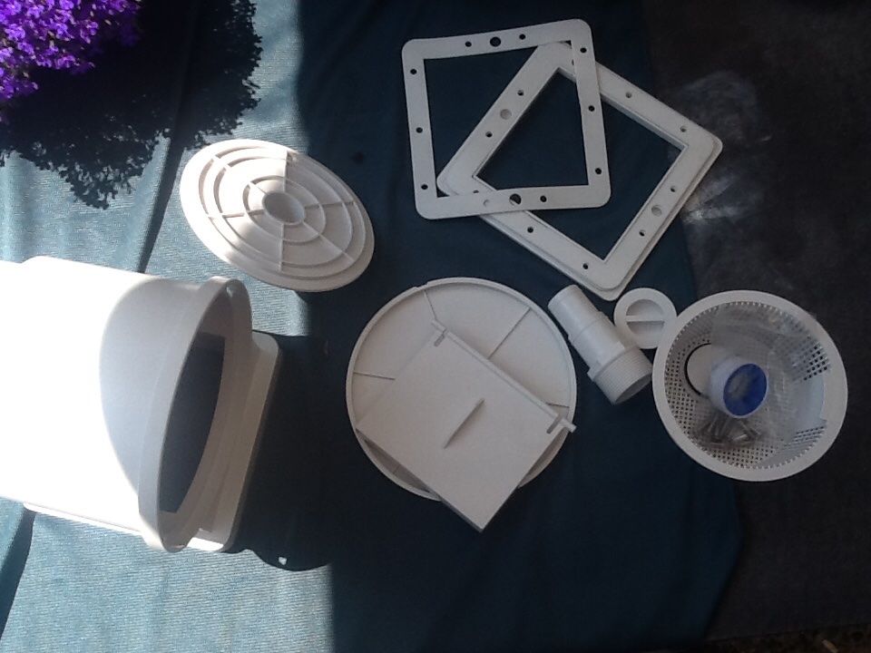 Aansluiten van skimmer en slangen en liner voor een staalwand zwembad