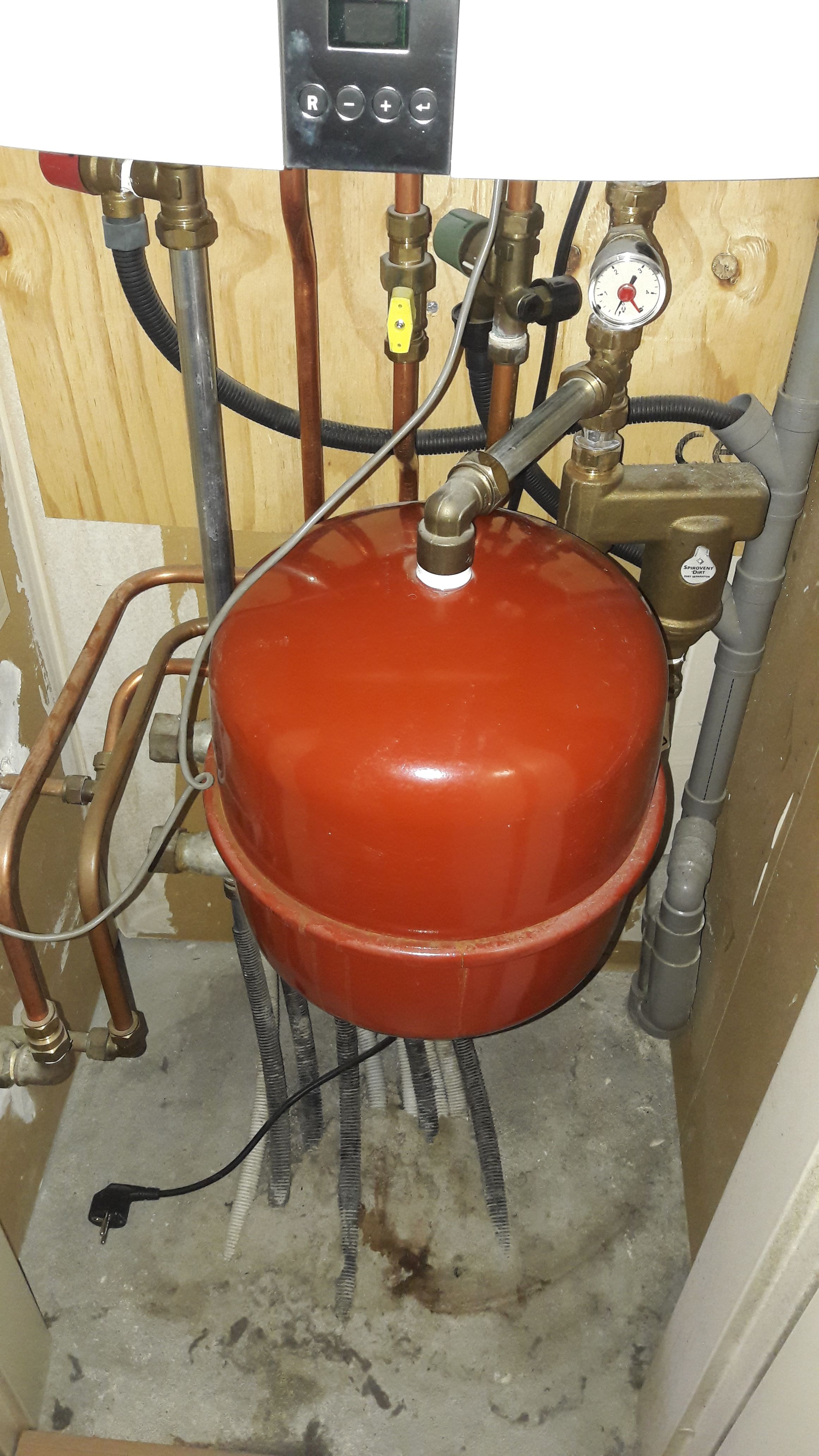 CV ketel repareren Ketel maakt vreemde geluiden, en er lekt water