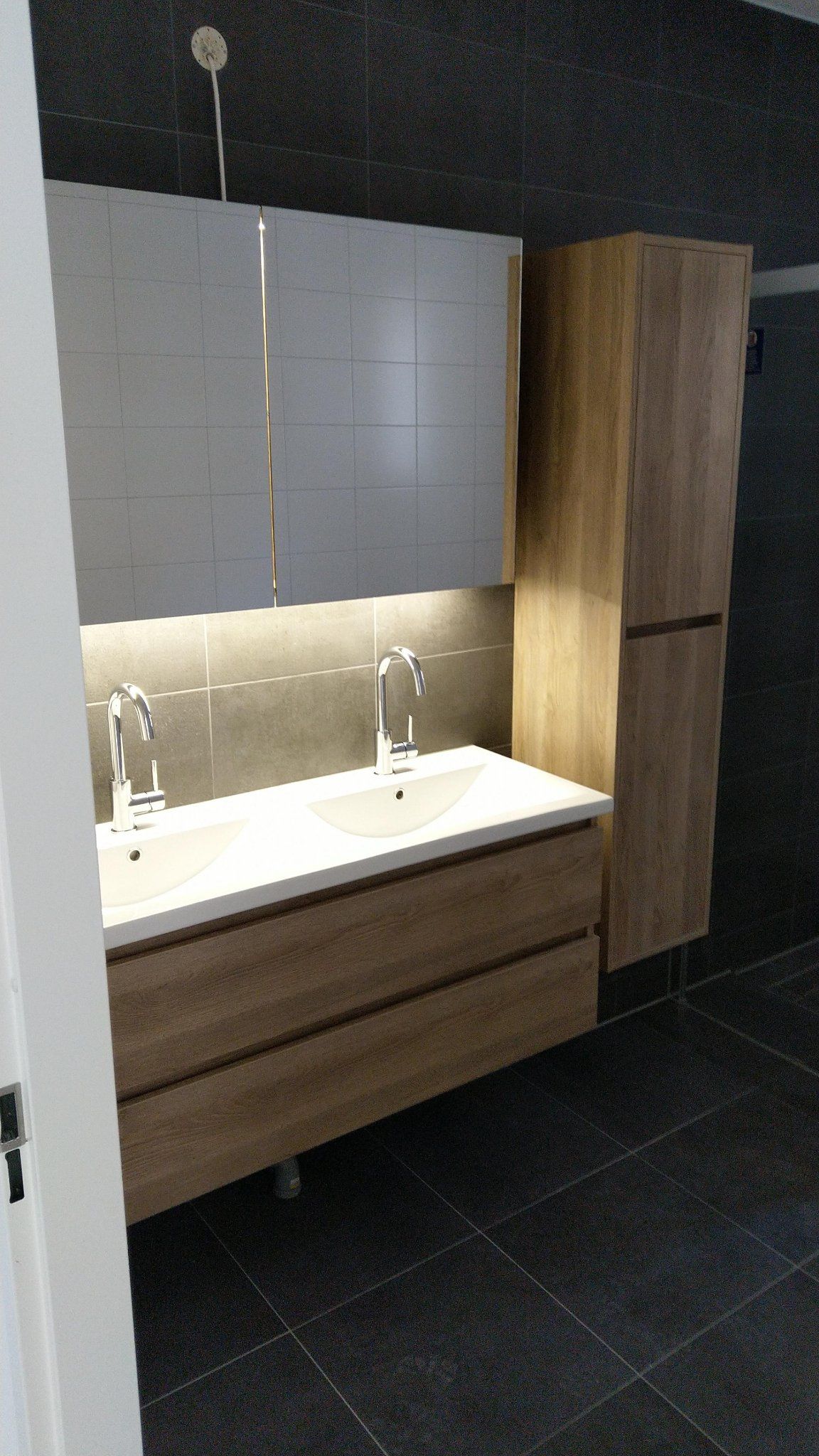 Badkamer 15 m2; Plaatsen badmeubel+glazen douchewand+kitten douche... Werkspot