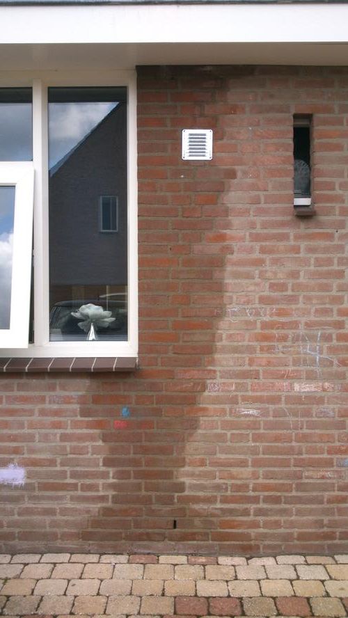Buiten muur nat na regenbui Werkspot