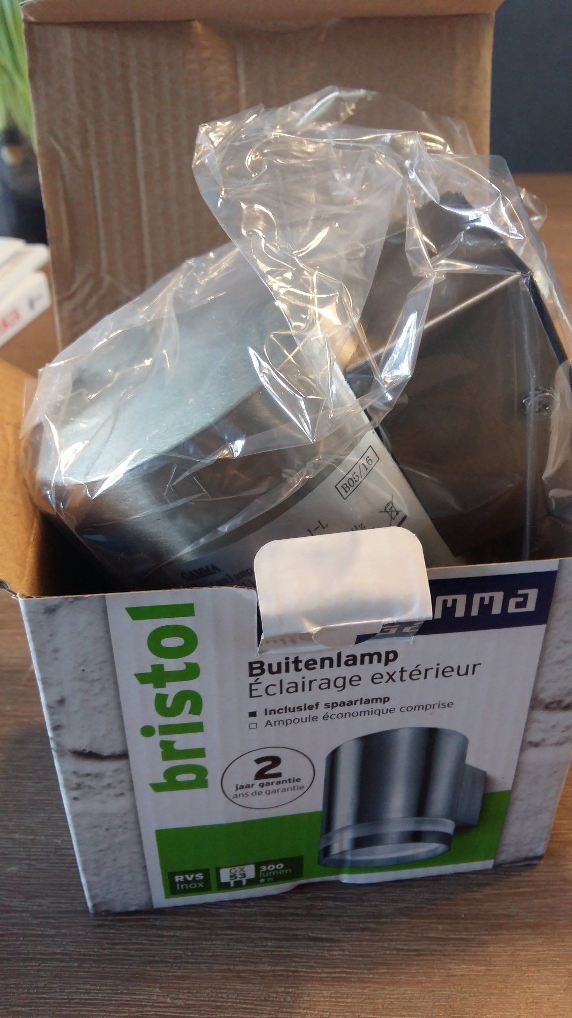 Stopcontact, dimmer plaatsen, snoer vervangen, buitenlamp plaatsen