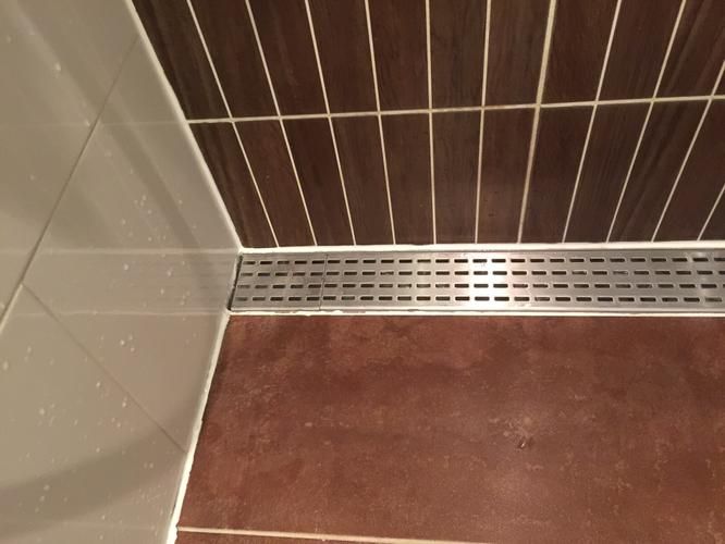 Hoe Los Je Een Lekkage Plafond Onder De Badkamer Op?