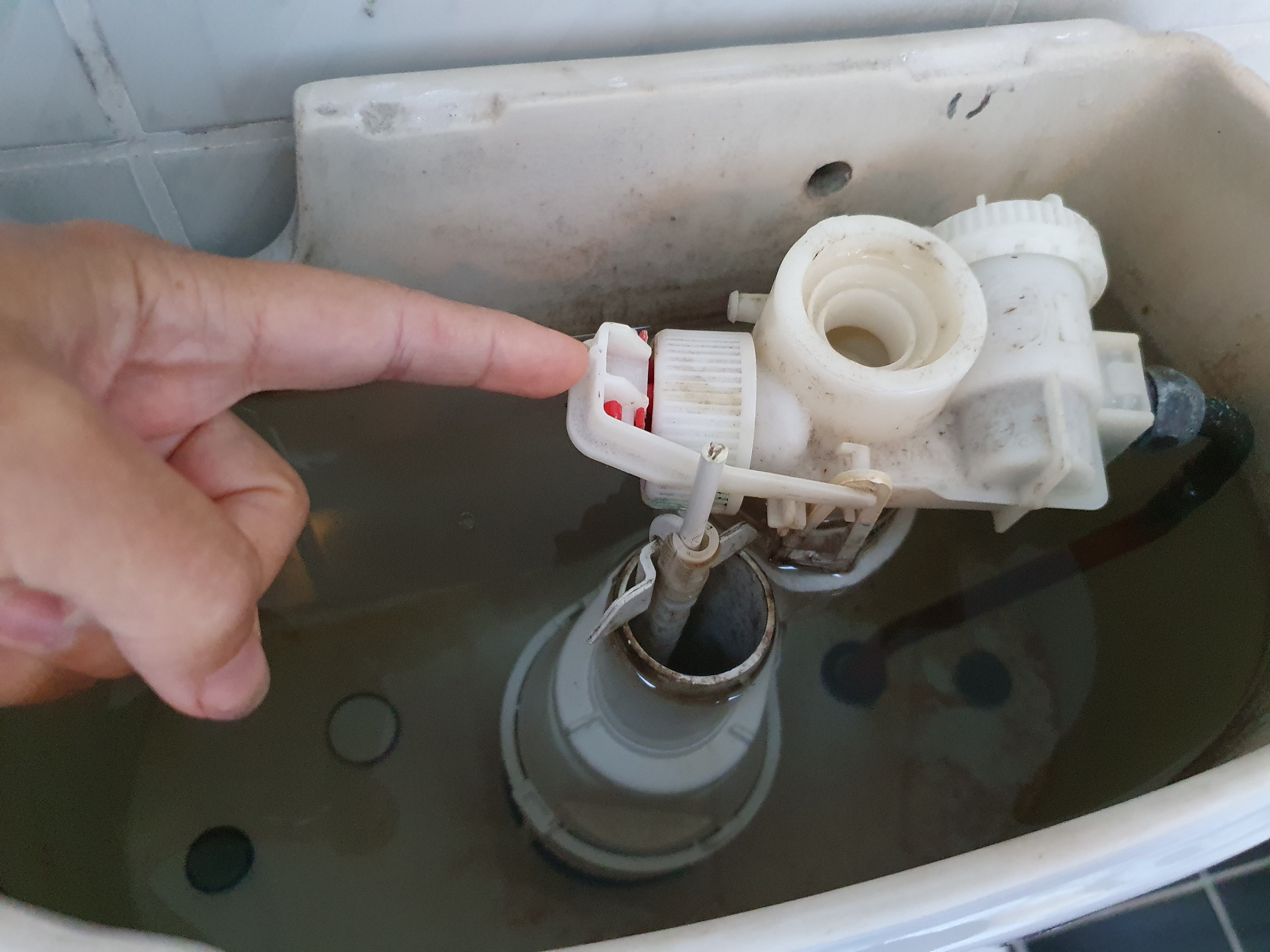 Toilet repareren Doortrekken werkt niet, Spoelbak loopt niet meer