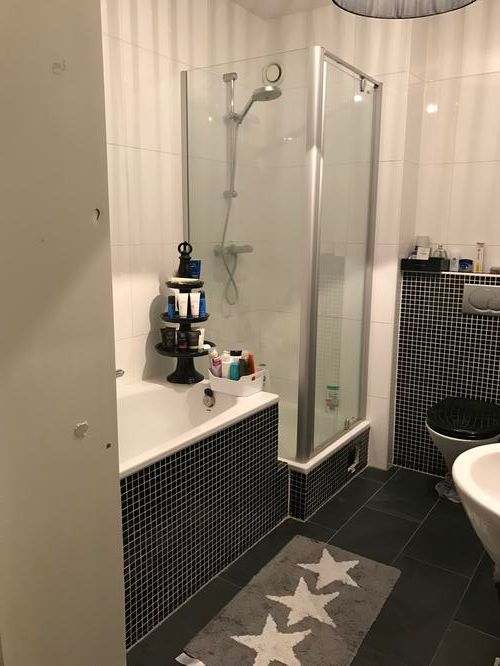 Halve badkamer tegelen, inloopdouche maken en bad eruit halen. Ook