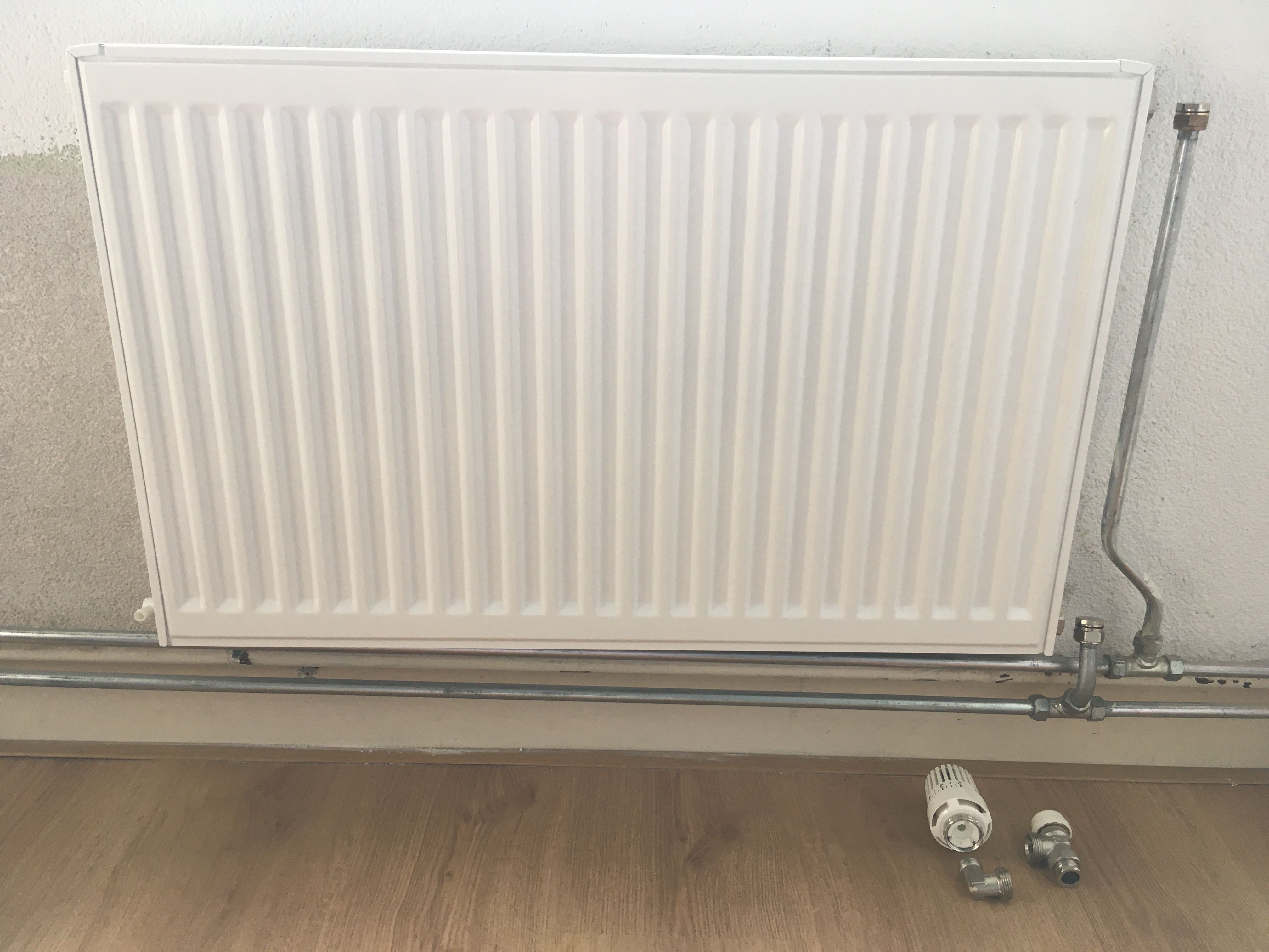 Radiatioren plaatsen of vervangen 1 radiator; Radiator aansluiten