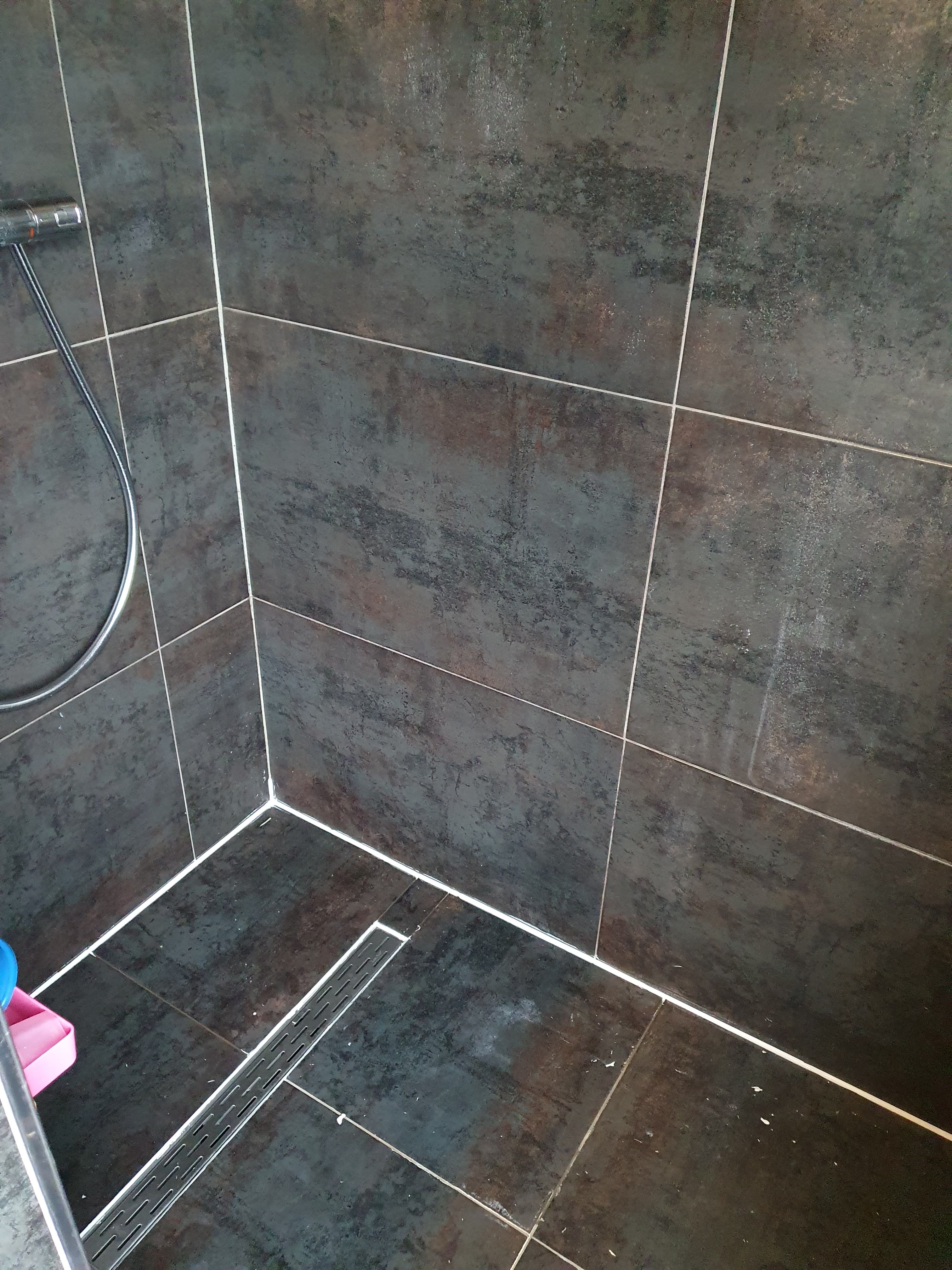 Kitten Douche, Tegels Werkspot