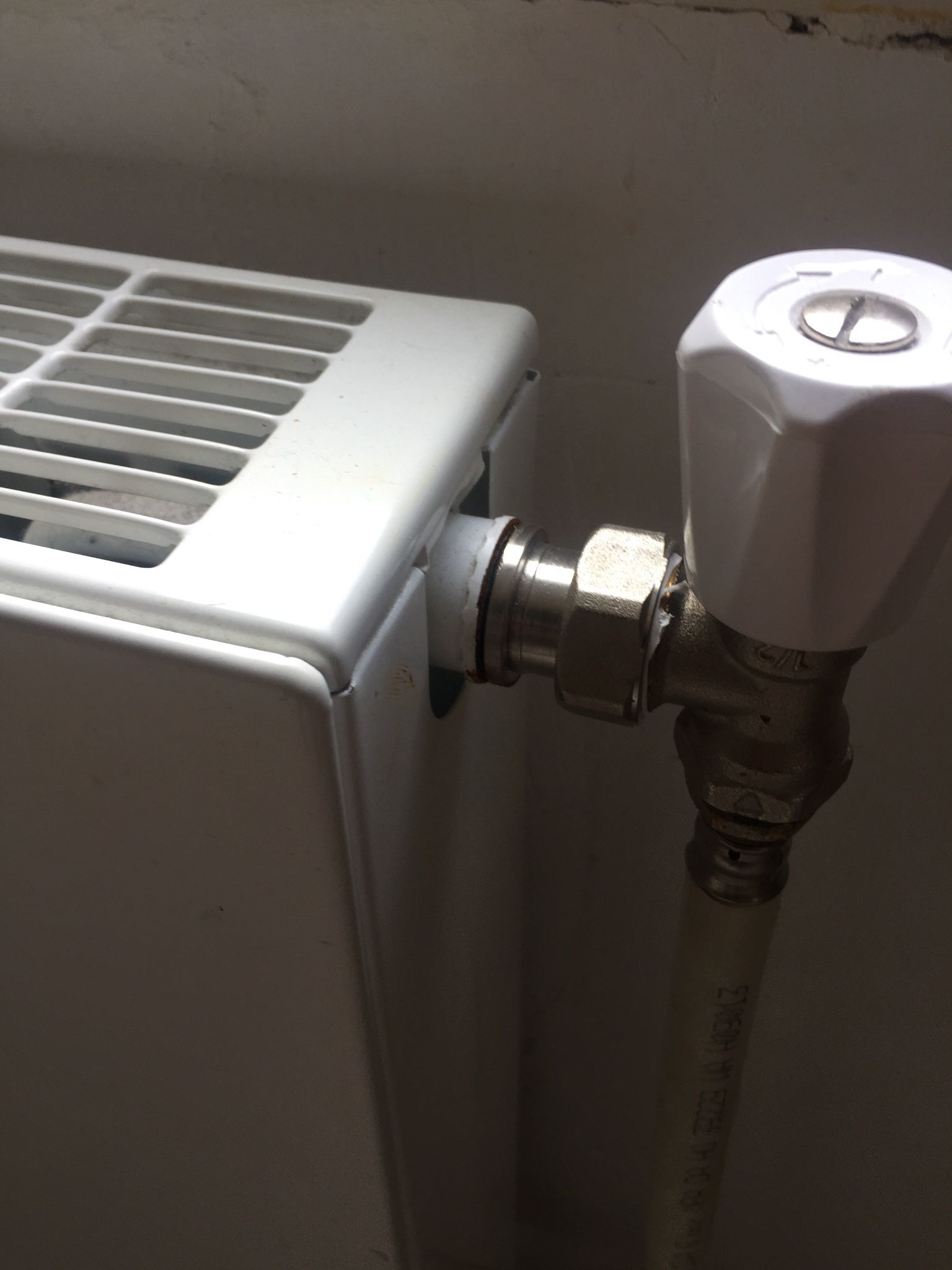 Repareren radiatorkraan (lekt bij aansluiting) Werkspot