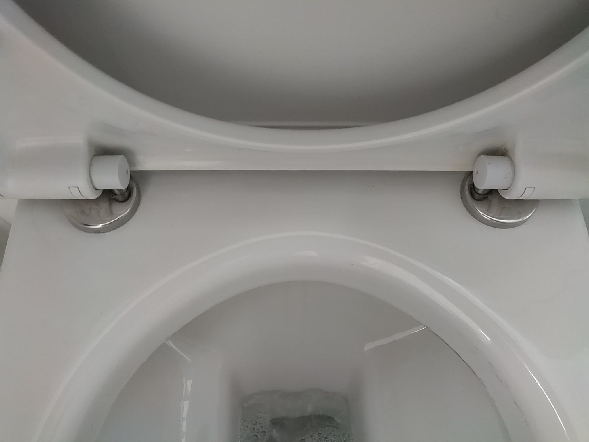 Toilet repareren: zit los: Vervangen pluggen in duravit... - Werkspot