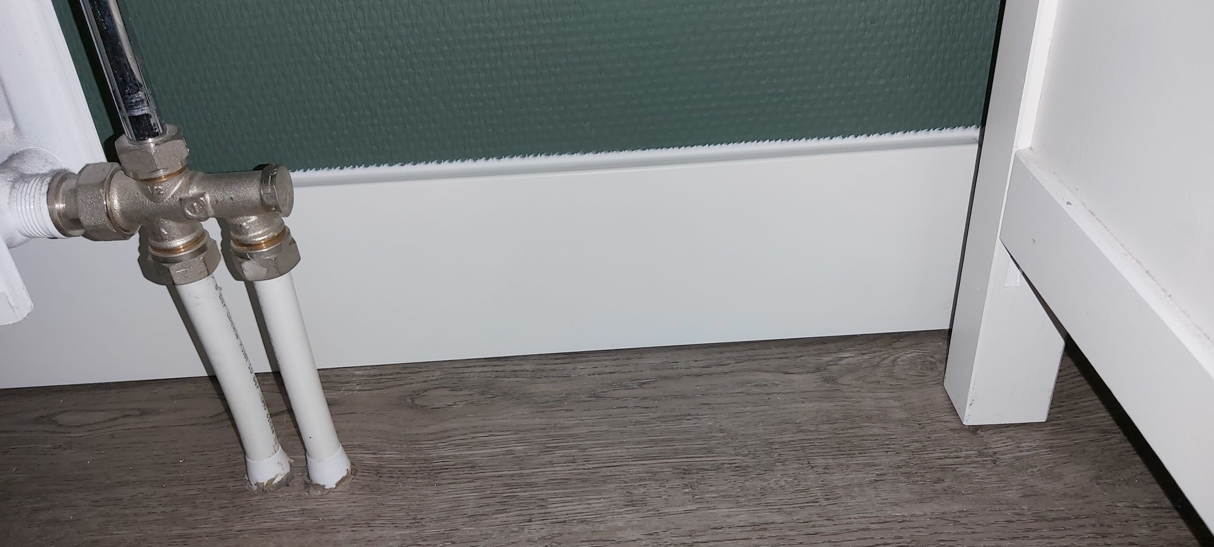 Kitten Douche, Bad, In de woonkamer en hal onder de plint. Vloer i