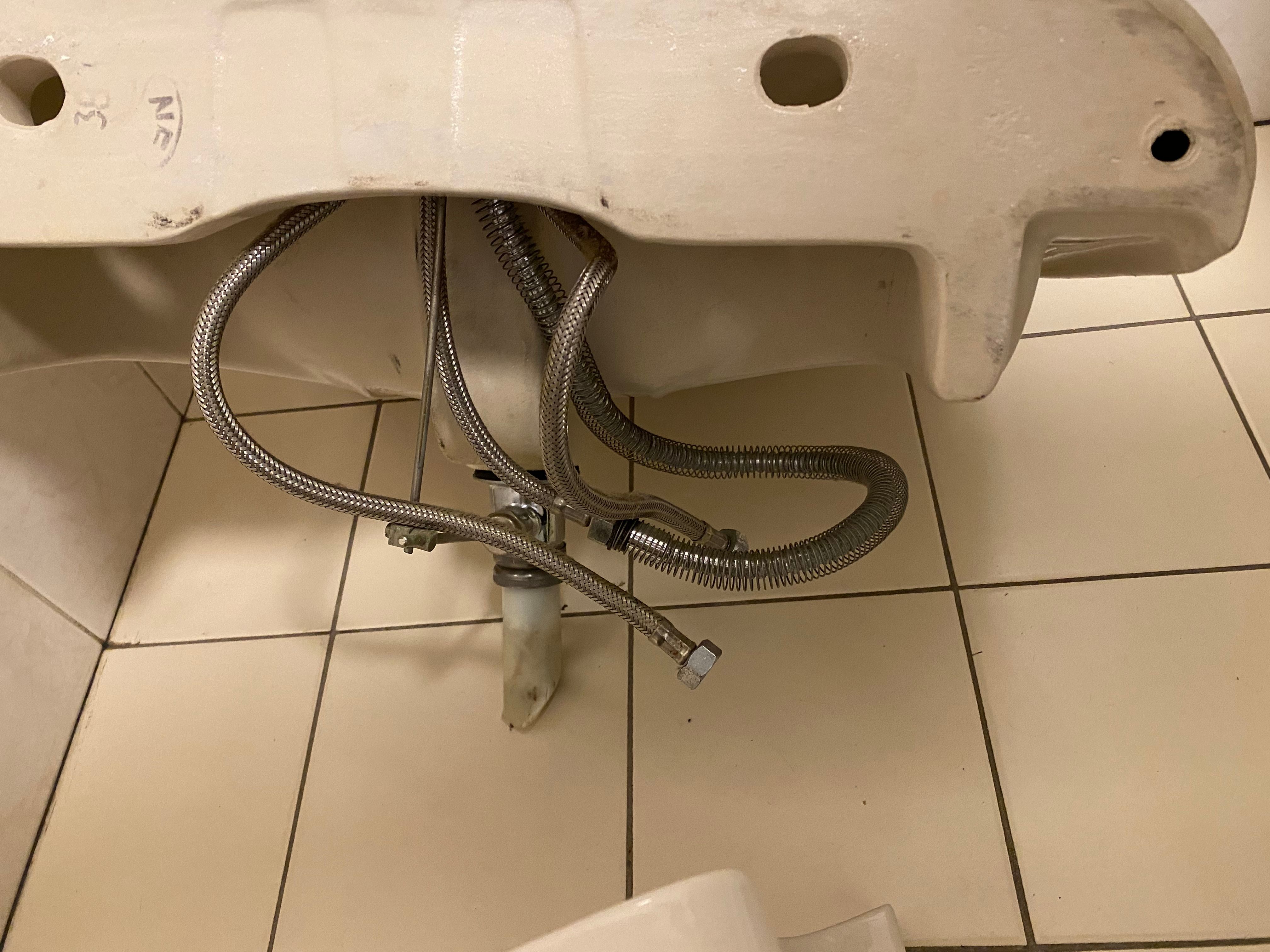 Kraan 1 kraan; Badkamer; Wasbak terug plaatsen en aansluiten op af... Werkspot