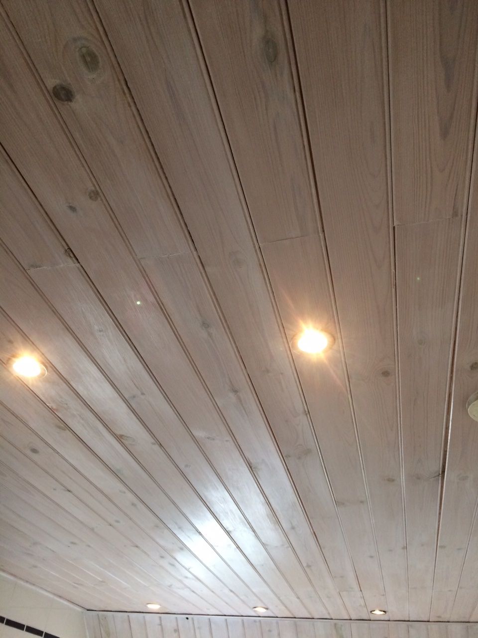 vervangen plafond badkamer door vurenhouten kraaldelen werkspot