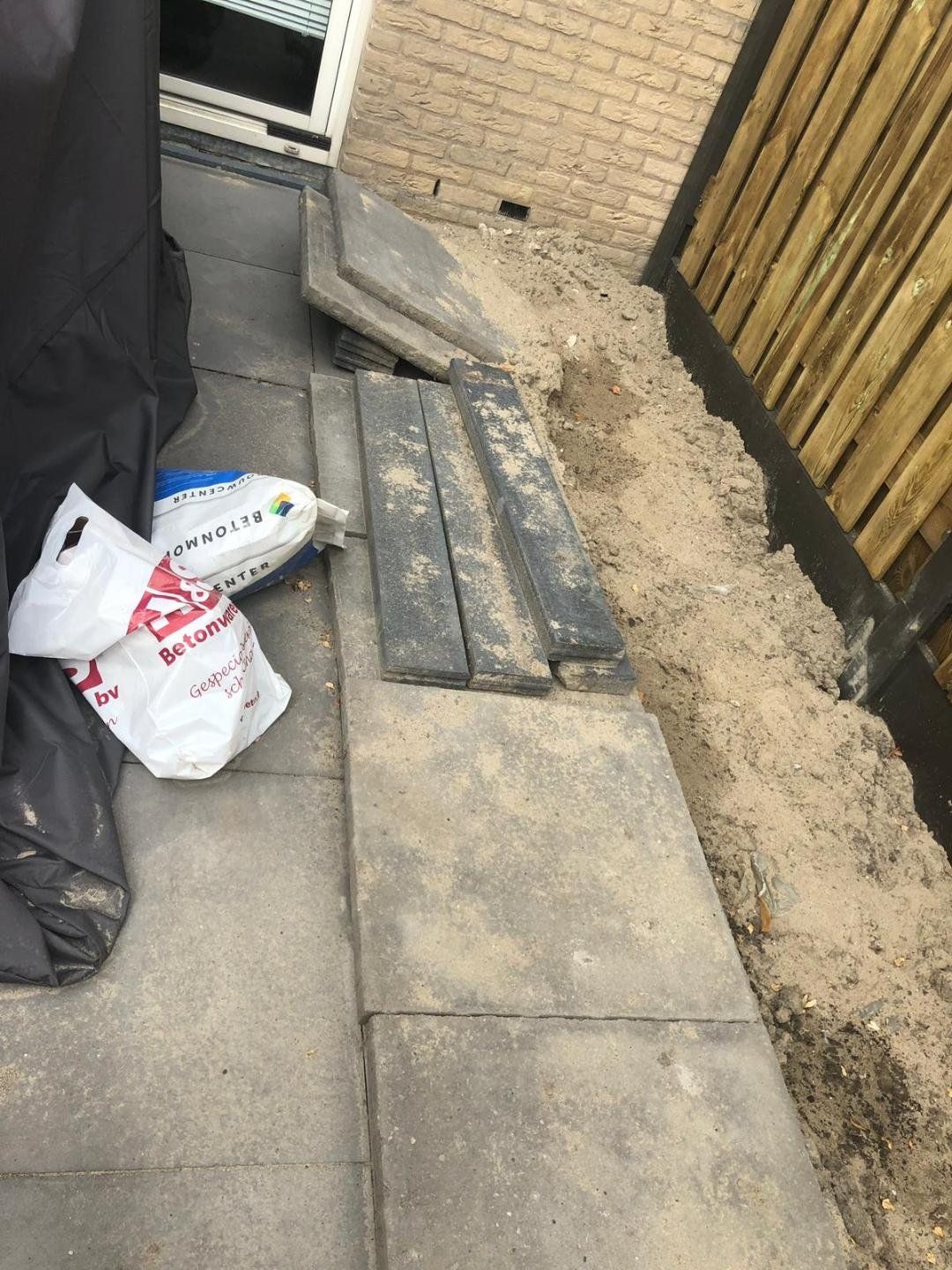 Bestrating: 6 m2; Tuin of Patio; Beton, Tegels - Werkspot