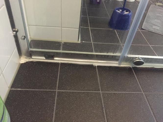 Afkitten douchecabine Werkspot