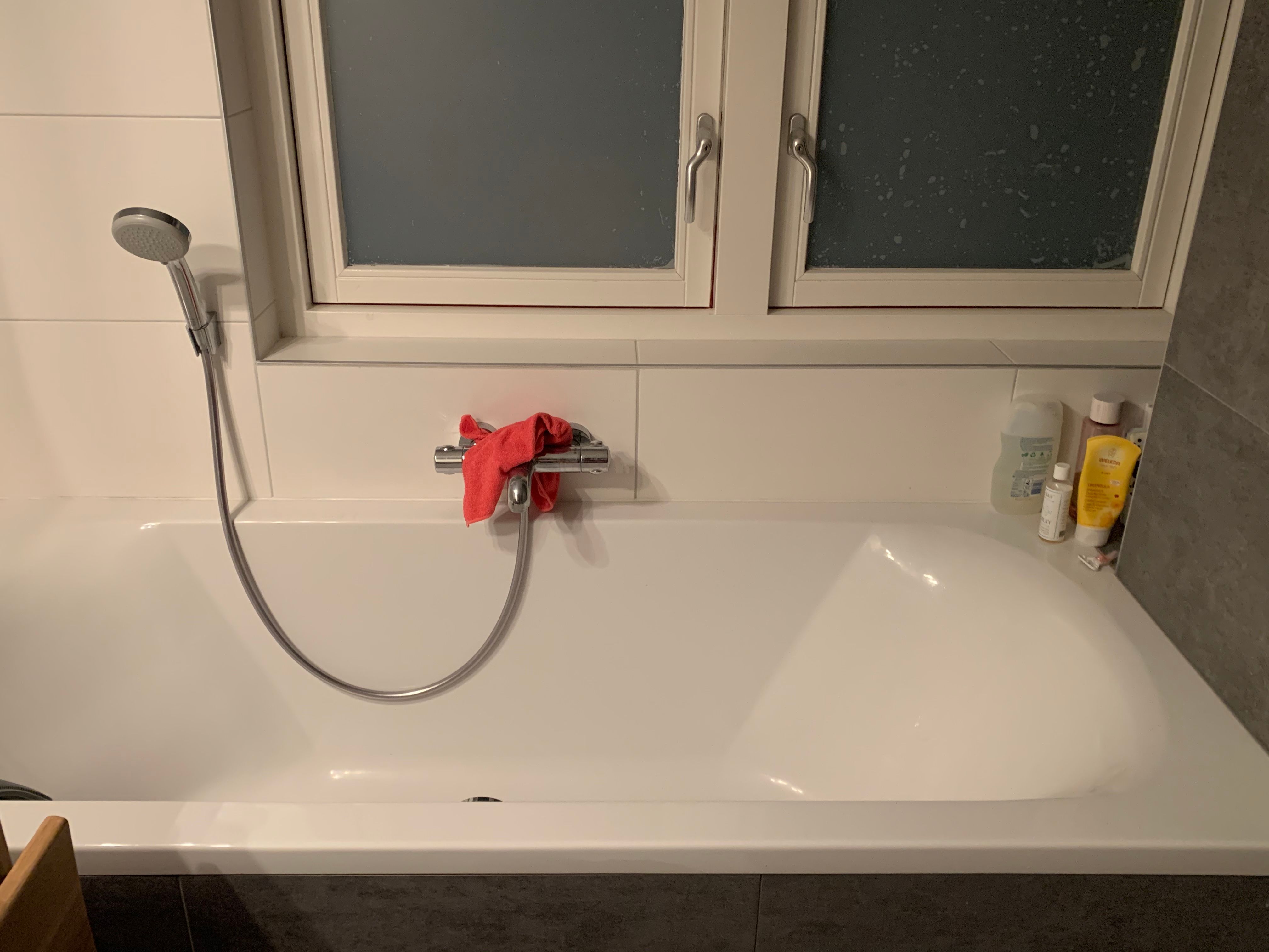 Kitten Douche, Bad, Tegels, Randen van het Plafond in badkamer Werkspot