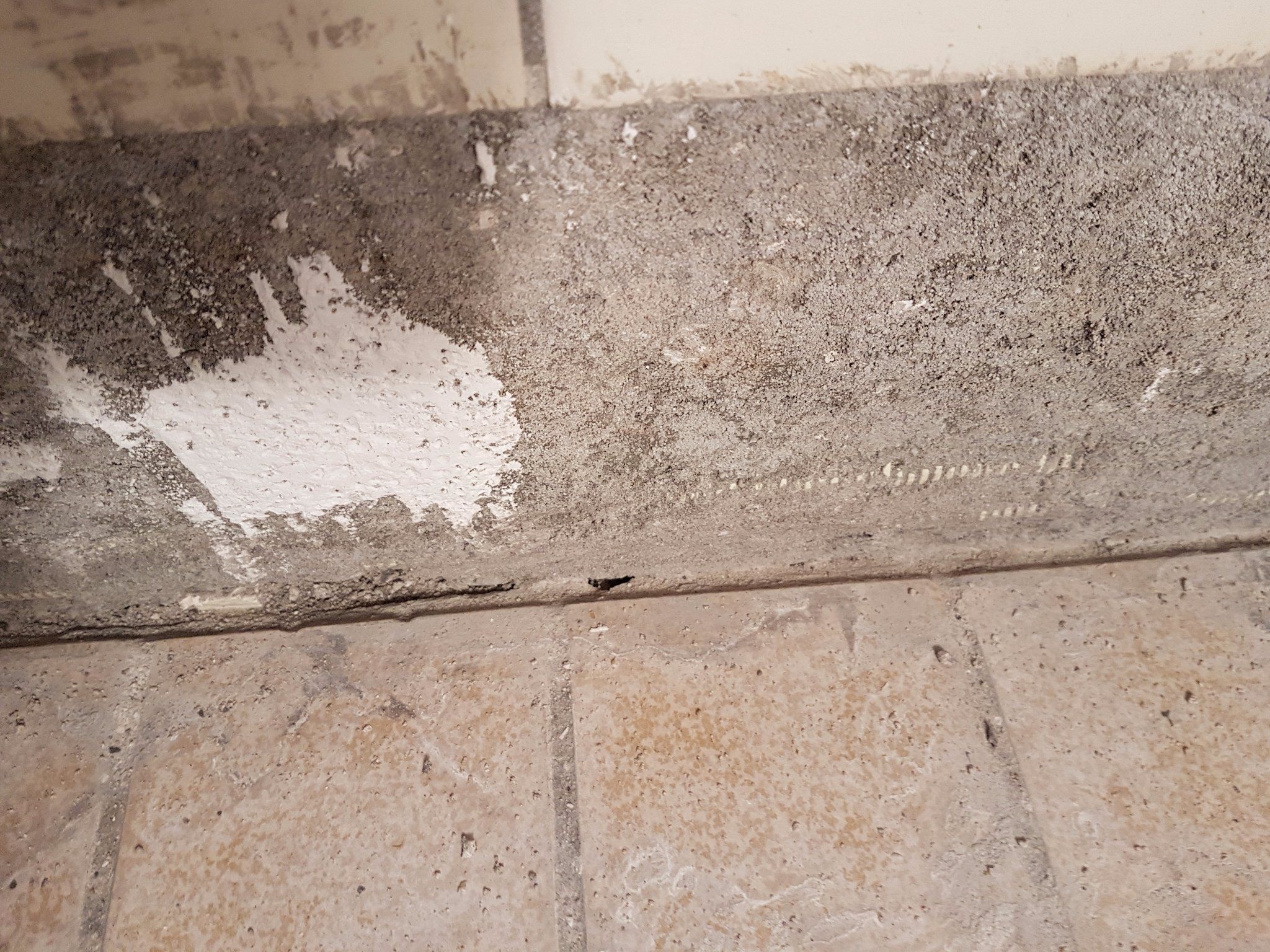 Snelle Oplossing Voor Lekkage In De Badkamer Met Kitrand