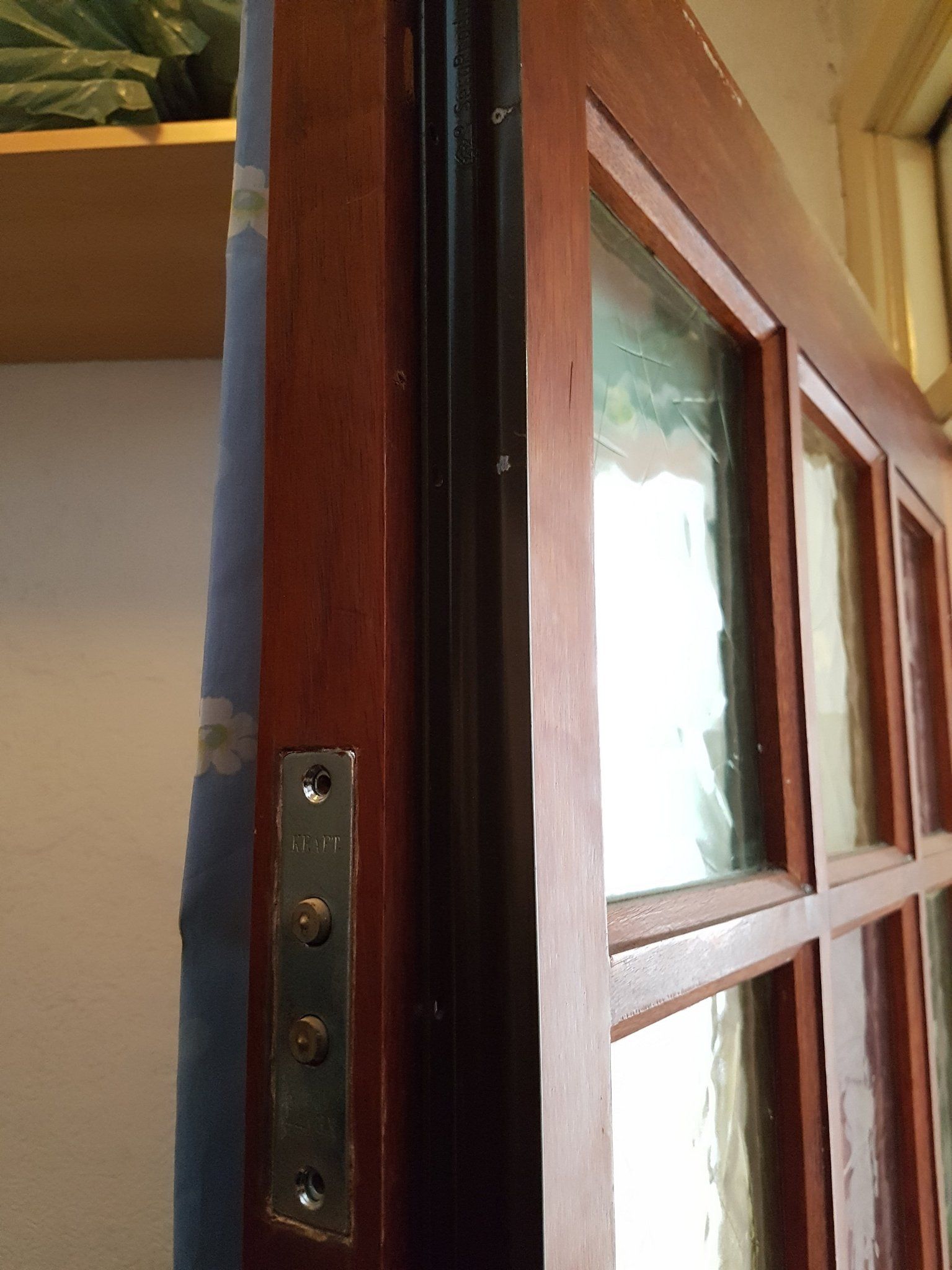 Werkzaamheden aan voordeur (klemt, nieuw slot, secustrip) Werkspot