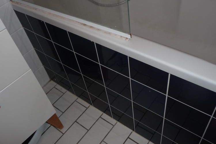 Voegen vervangen en badrand opnieuw kitten Werkspot