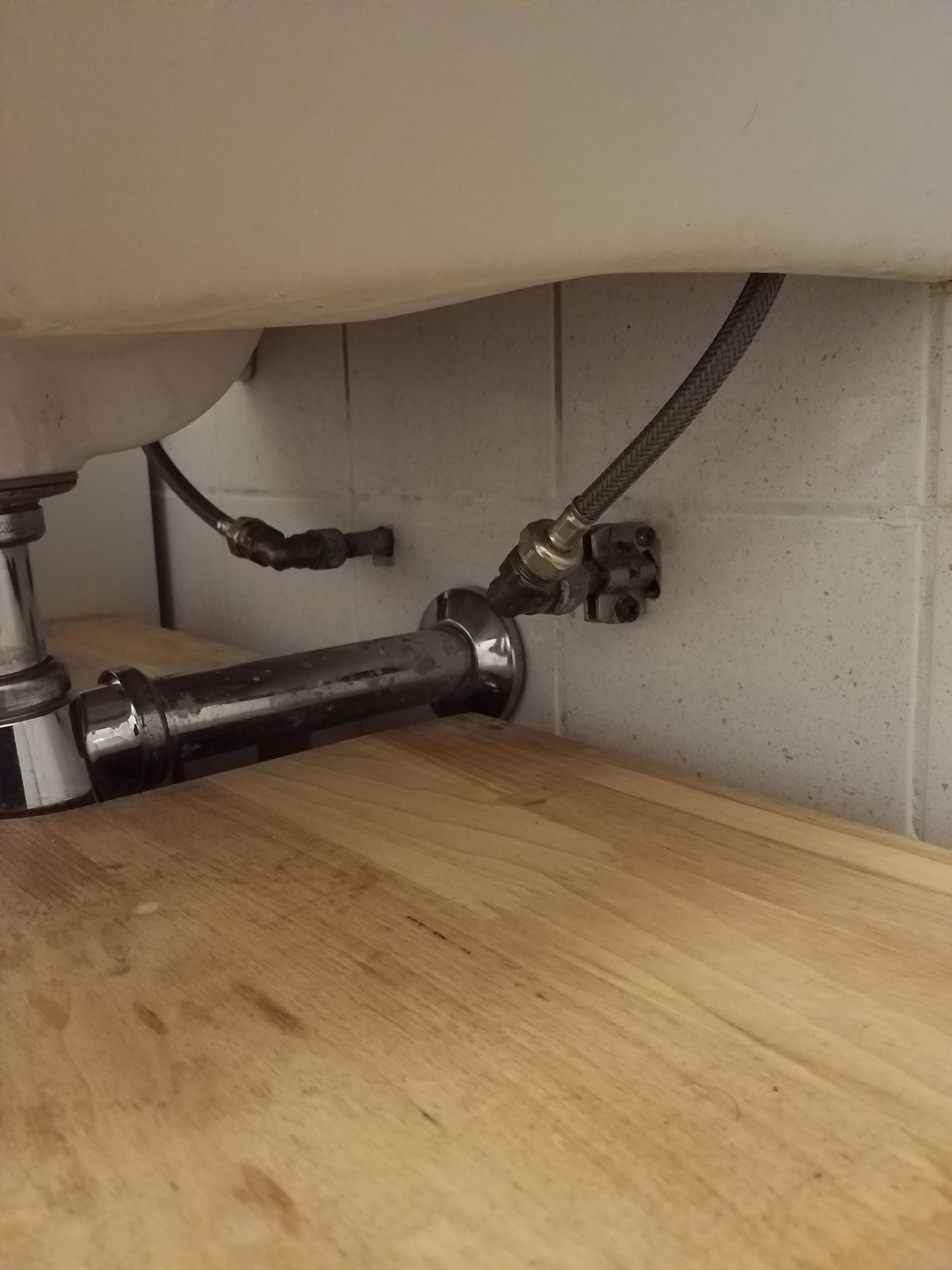 Kraan 2 kranen; Badkamer; Op waterleiding die uit de muur komen kr... Werkspot