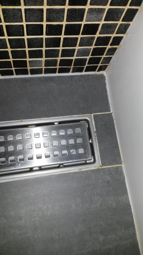 Vervangen kitrand douchegoot + bijwerken klein stukje voeg Werkspot