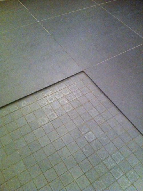 Verdiepte douchevloer verhogen, plaatsen douchegoot en douchedeuren Werkspot